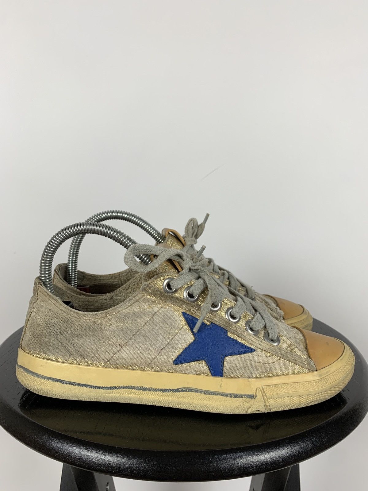 Golden Goose Golden Goose V-Star 2 Distressed Women’s Low Top Sneakers Size US 7 / IT 37 - 1 Thumbnail