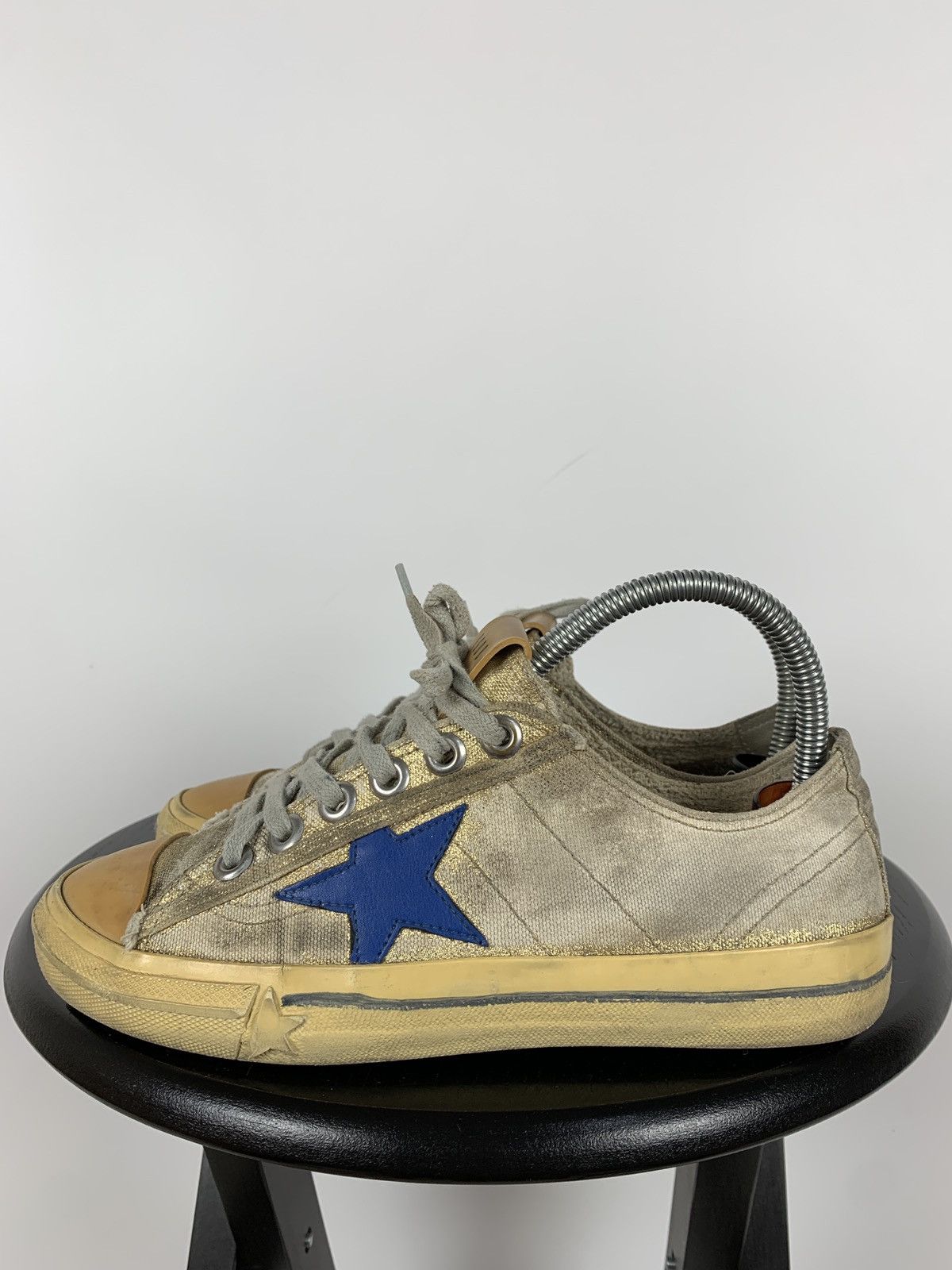 Golden Goose Golden Goose V-Star 2 Distressed Women’s Low Top Sneakers Size US 7 / IT 37 - 2 Thumbnail