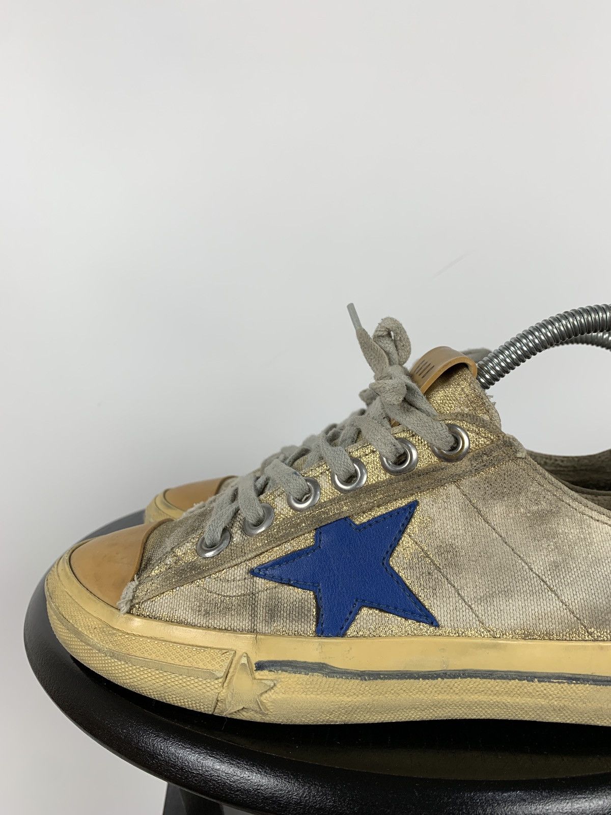 Golden Goose Golden Goose V-Star 2 Distressed Women’s Low Top Sneakers Size US 7 / IT 37 - 10 Thumbnail