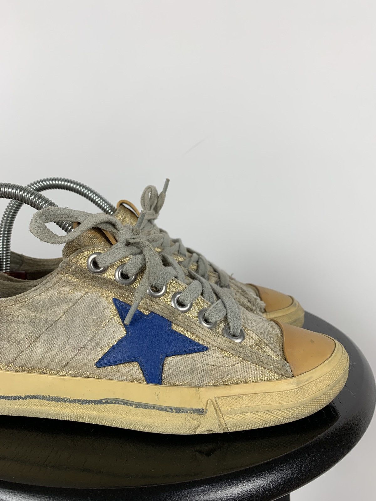 Golden Goose Golden Goose V-Star 2 Distressed Women’s Low Top Sneakers Size US 7 / IT 37 - 9 Thumbnail
