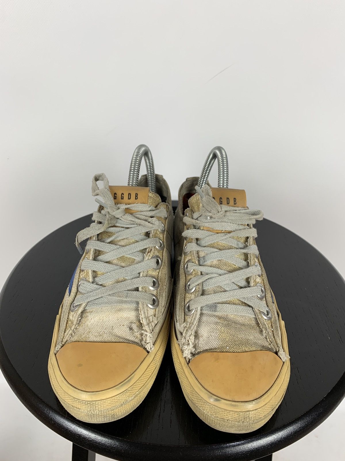 Golden Goose Golden Goose V-Star 2 Distressed Women’s Low Top Sneakers Size US 7 / IT 37 - 4 Thumbnail