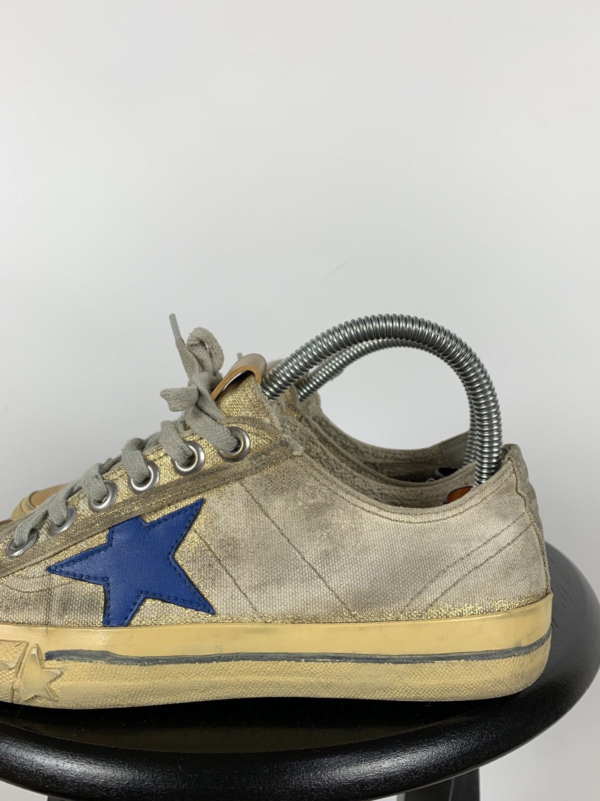 Golden Goose Golden Goose V-Star 2 Distressed Women’s Low Top Sneakers Size US 7 / IT 37 - 11 Thumbnail