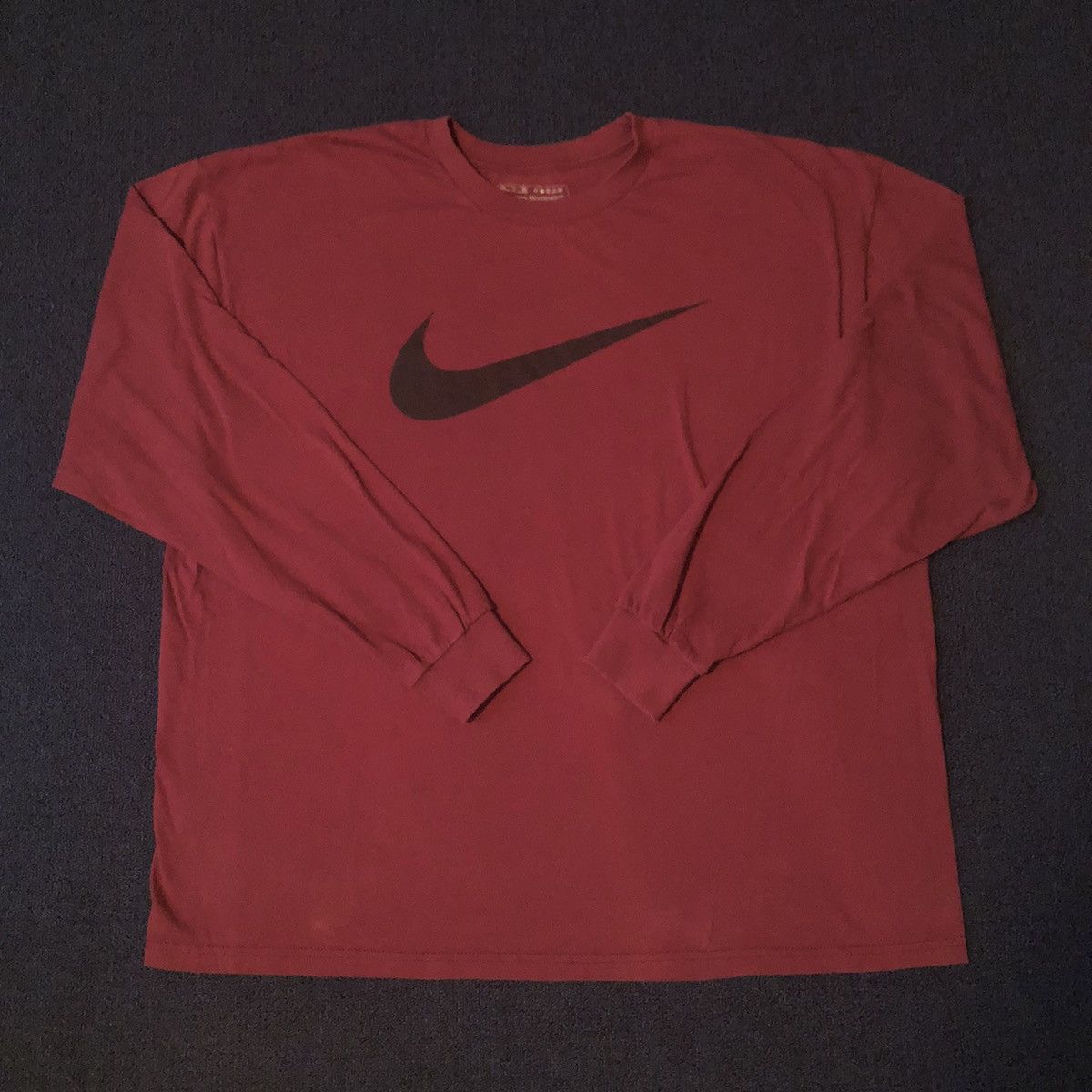 Nike Vintage 00s Nike Big Center Swoosh Logo Longsleeve Tee Size US XL / EU 56 / 4 - 1 Thumbnail