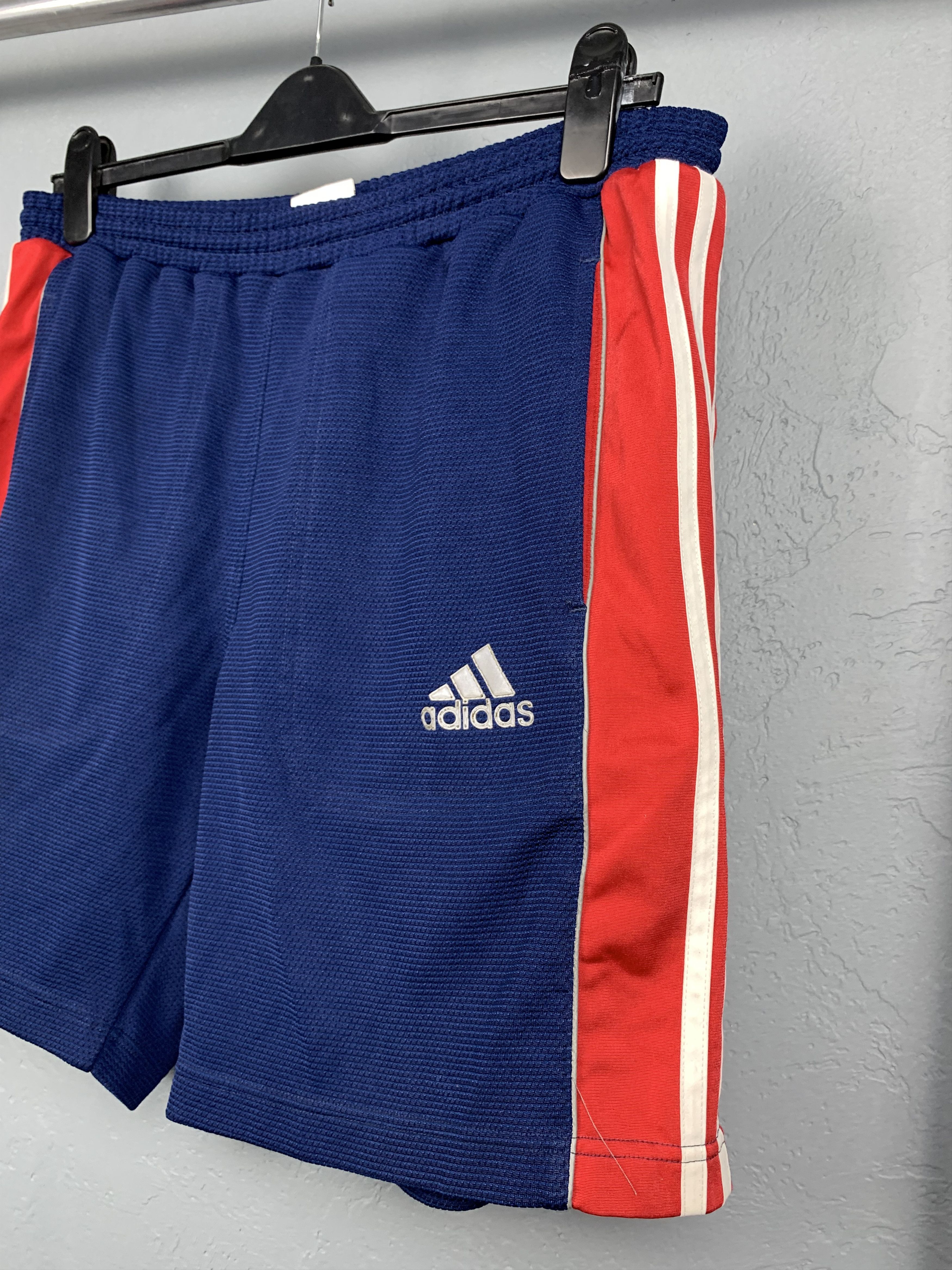 Adidas Adidas Vintage Mens Shorts Y2K Size US 34 / EU 50 - 2 Thumbnail