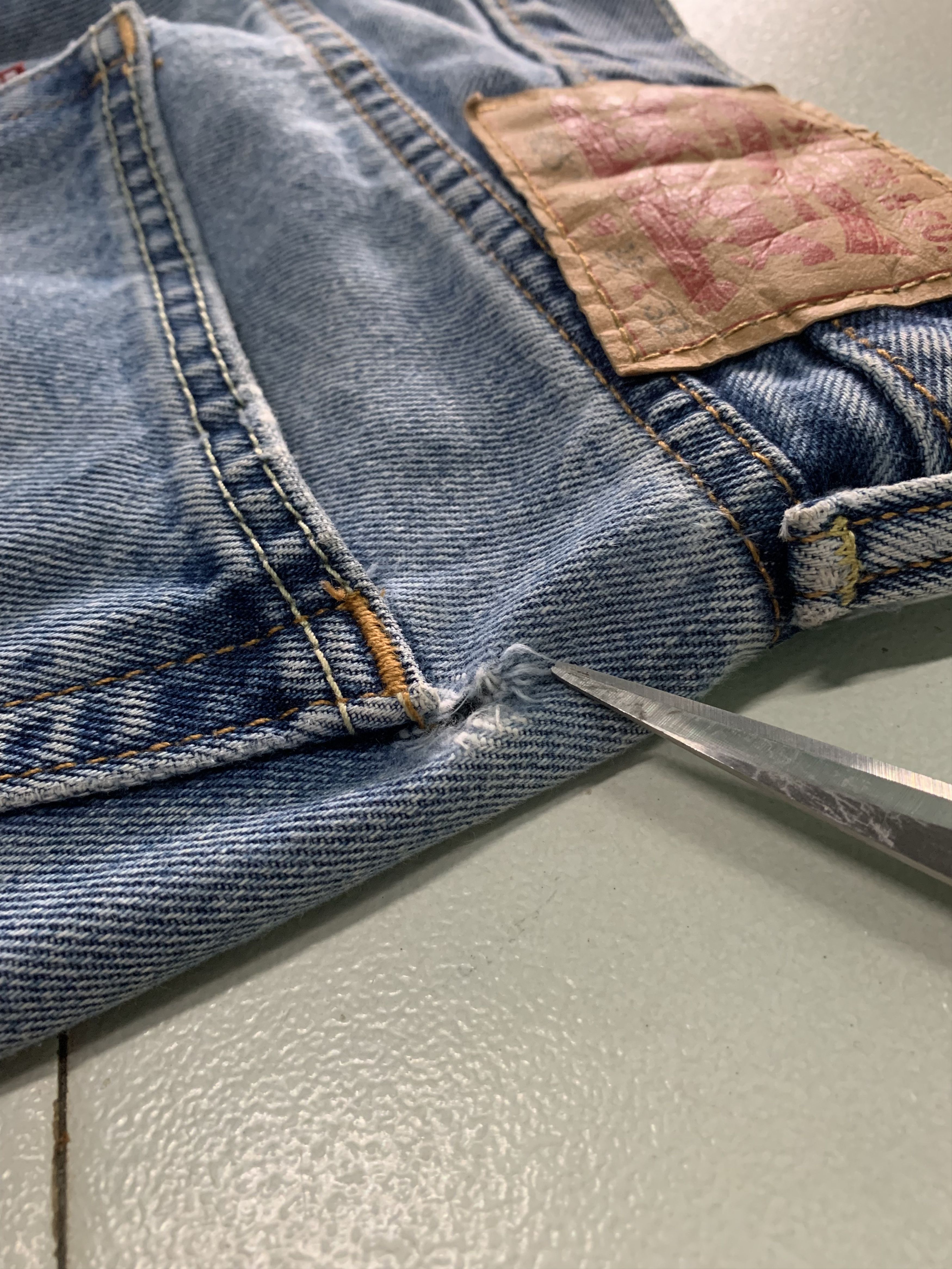 Levi's Vintage Levis Jeans Light Wash Blue Denim Levis 505 Size US 32 / EU 48 - 14 Thumbnail