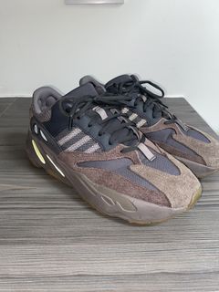 Yeezy 700 hot sale mauve reflective