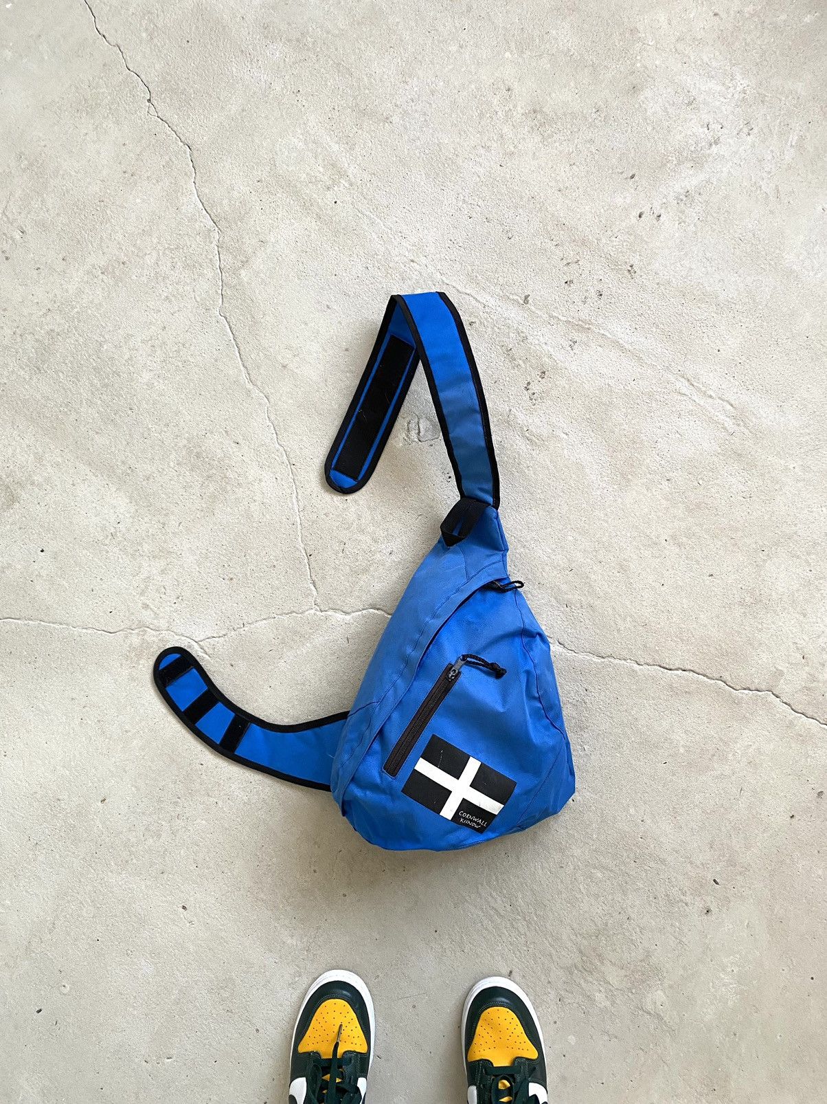 Outdoor Life x Vintage Y2K Vintage Sling Bag Gorpcore Hype Oakley Style in Blue, Men's