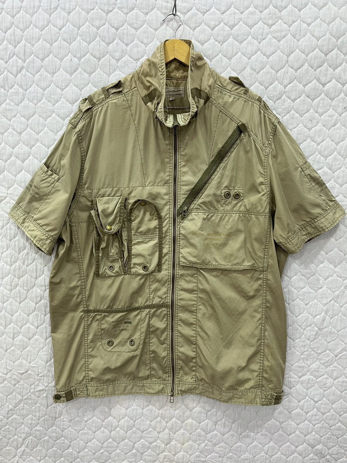 (Gg). AVIREX MILITARY SHORT SLEEVE ZIPPER LIGHT JACKET