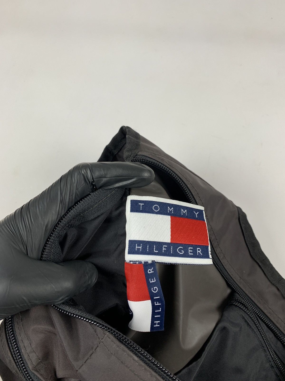 Tommy Hilfiger 1999 Vintage Tommy Hilfiger Nylon Crossbody Bag Size ONE SIZE - 13 Thumbnail