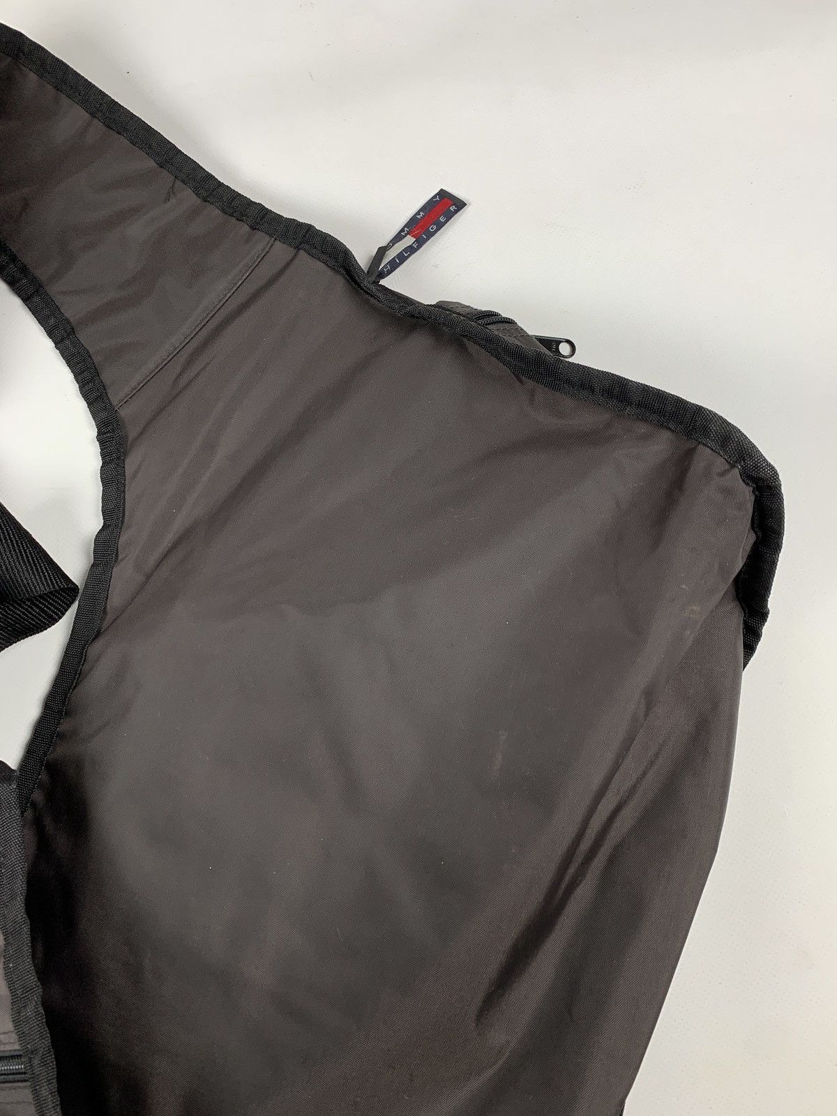 Tommy Hilfiger 1999 Vintage Tommy Hilfiger Nylon Crossbody Bag Size ONE SIZE - 9 Thumbnail