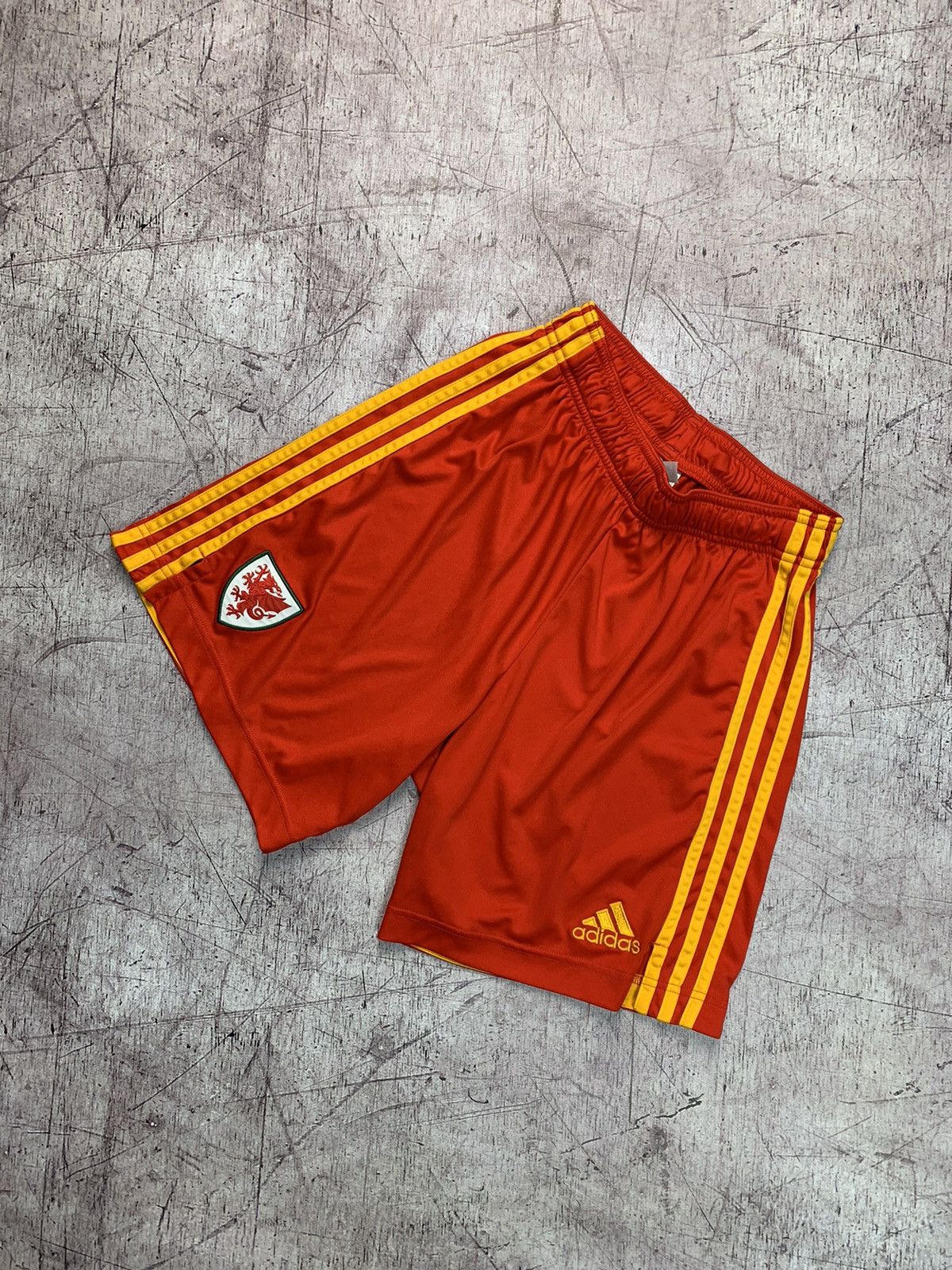 Adidas Adidas Vintage Wales Cymru Shorts Size US 30 / EU 46 - 1 Thumbnail