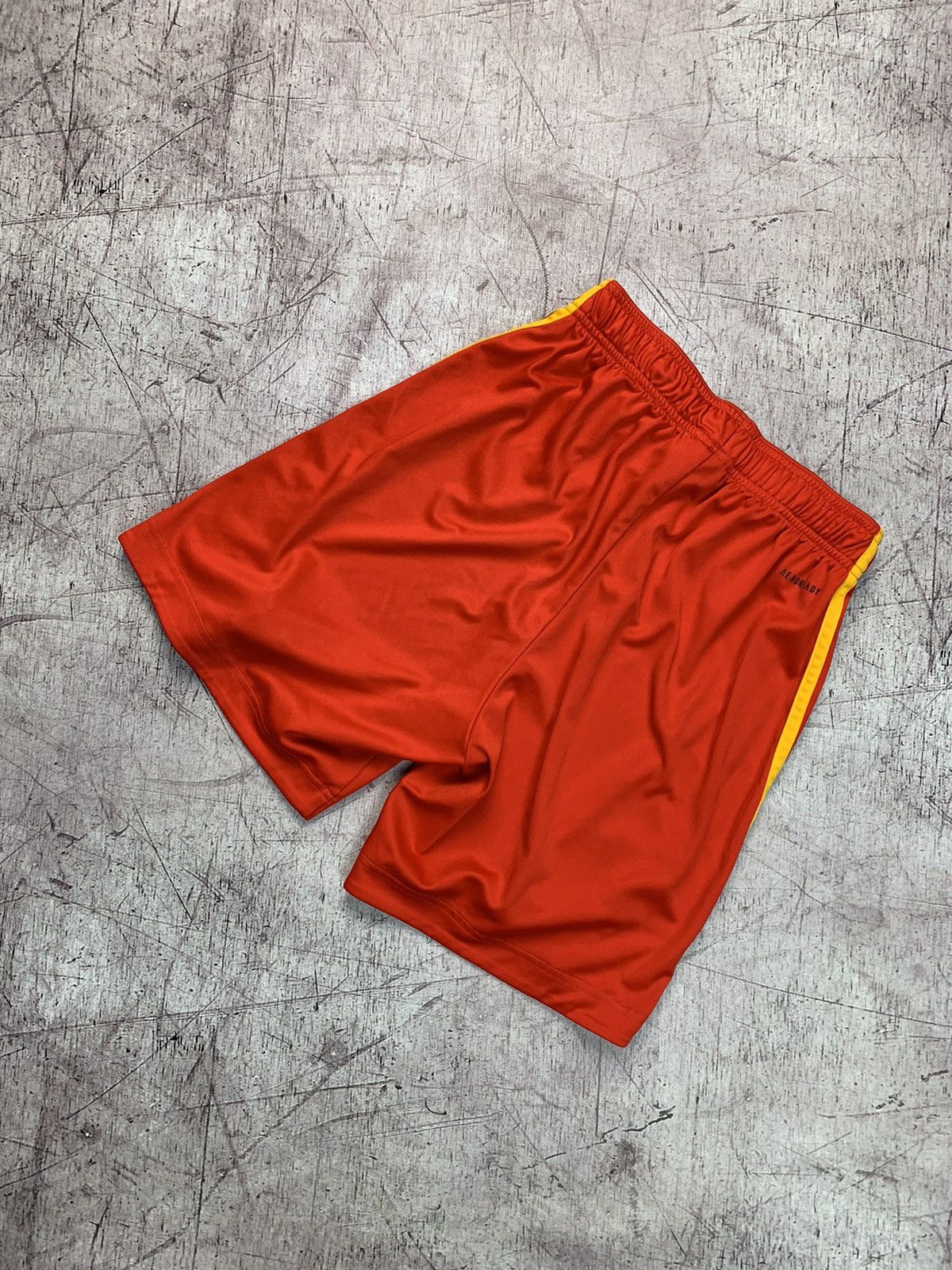 Adidas Adidas Vintage Wales Cymru Shorts Size US 30 / EU 46 - 2 Thumbnail