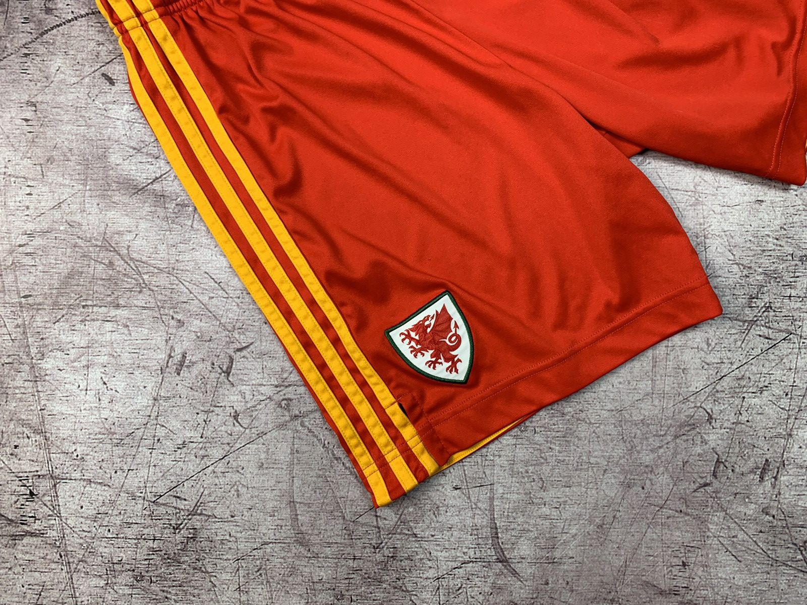 Adidas Adidas Vintage Wales Cymru Shorts Size US 30 / EU 46 - 3 Thumbnail