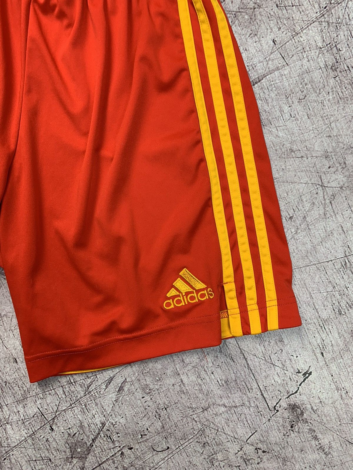 Adidas Adidas Vintage Wales Cymru Shorts Size US 30 / EU 46 - 6 Thumbnail
