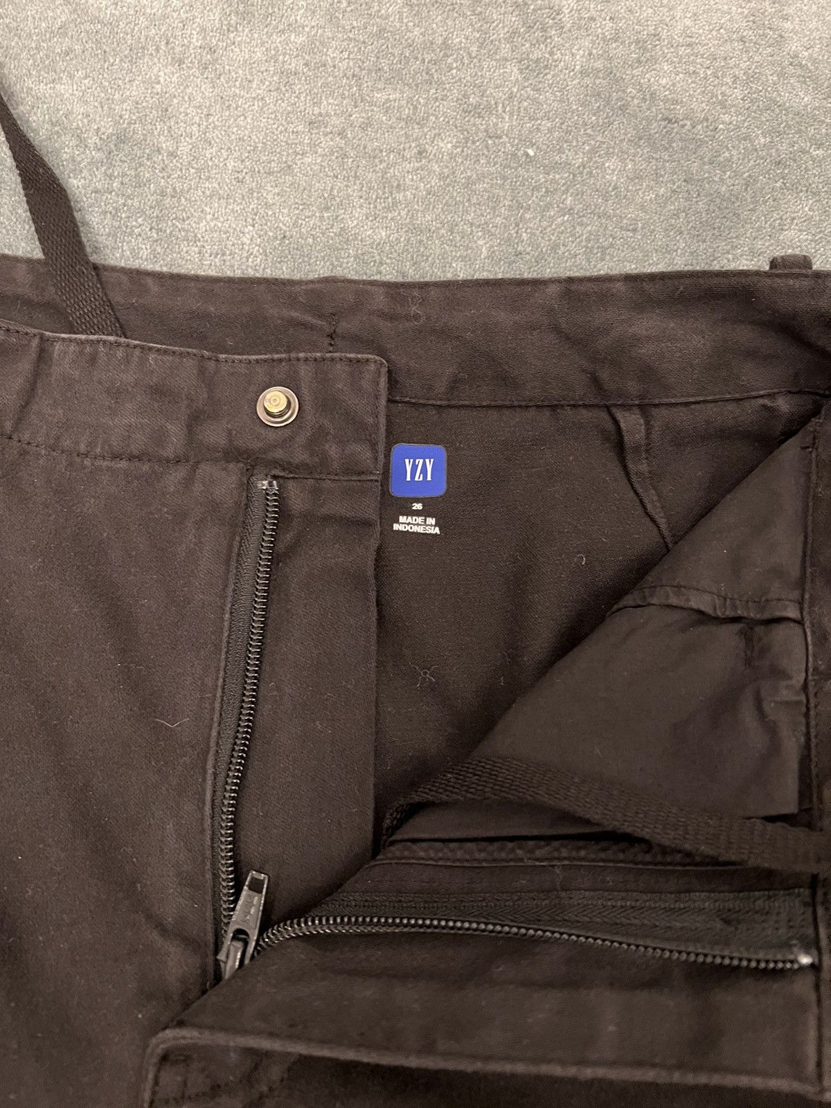 Gap × Kanye West Yeezy Gap Engineered by Balenciaga Sateen Cargo Pants Size US 26 / EU 42 - 2 Thumbnail