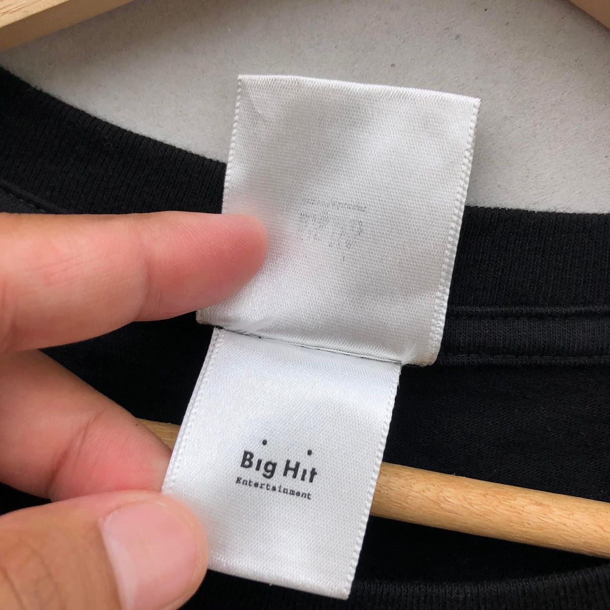 Band Tees 🔥Accept Binding Offer🔥 Big Hit Entertainment Size US S / EU 44-46 / 1 - 6 Thumbnail