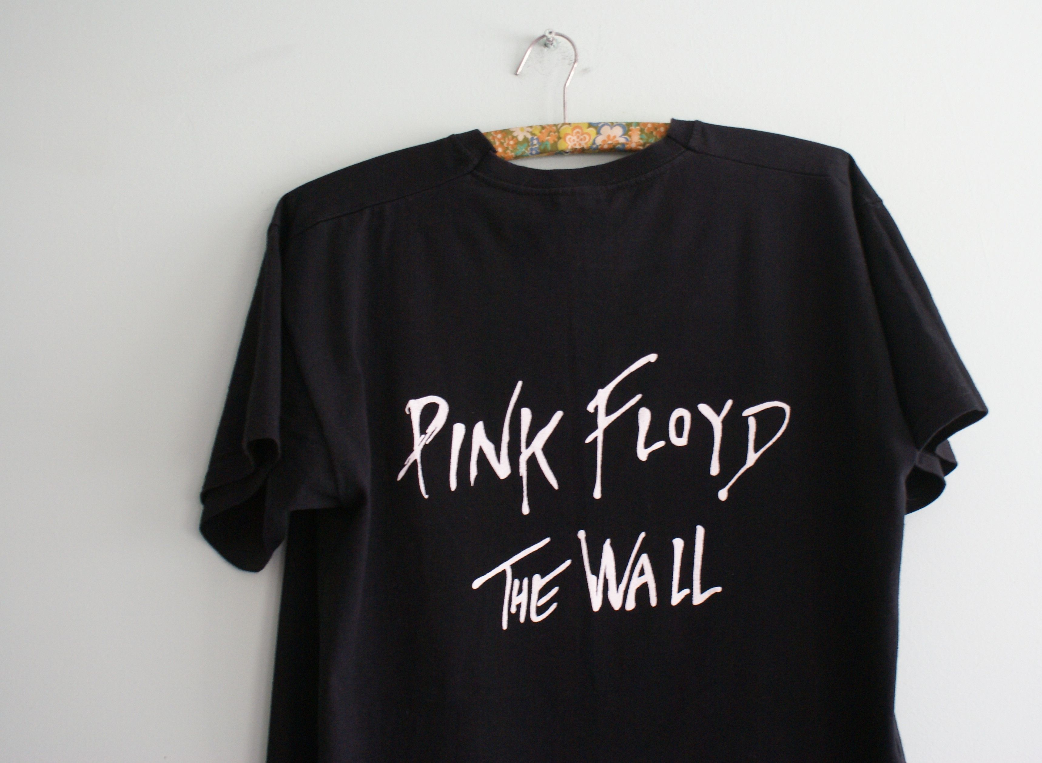 Band Tees Vintage Pink Floyd T-shirt, Pink Floyd the Wall, Size US M / EU 48-50 / 2 - 5 Thumbnail