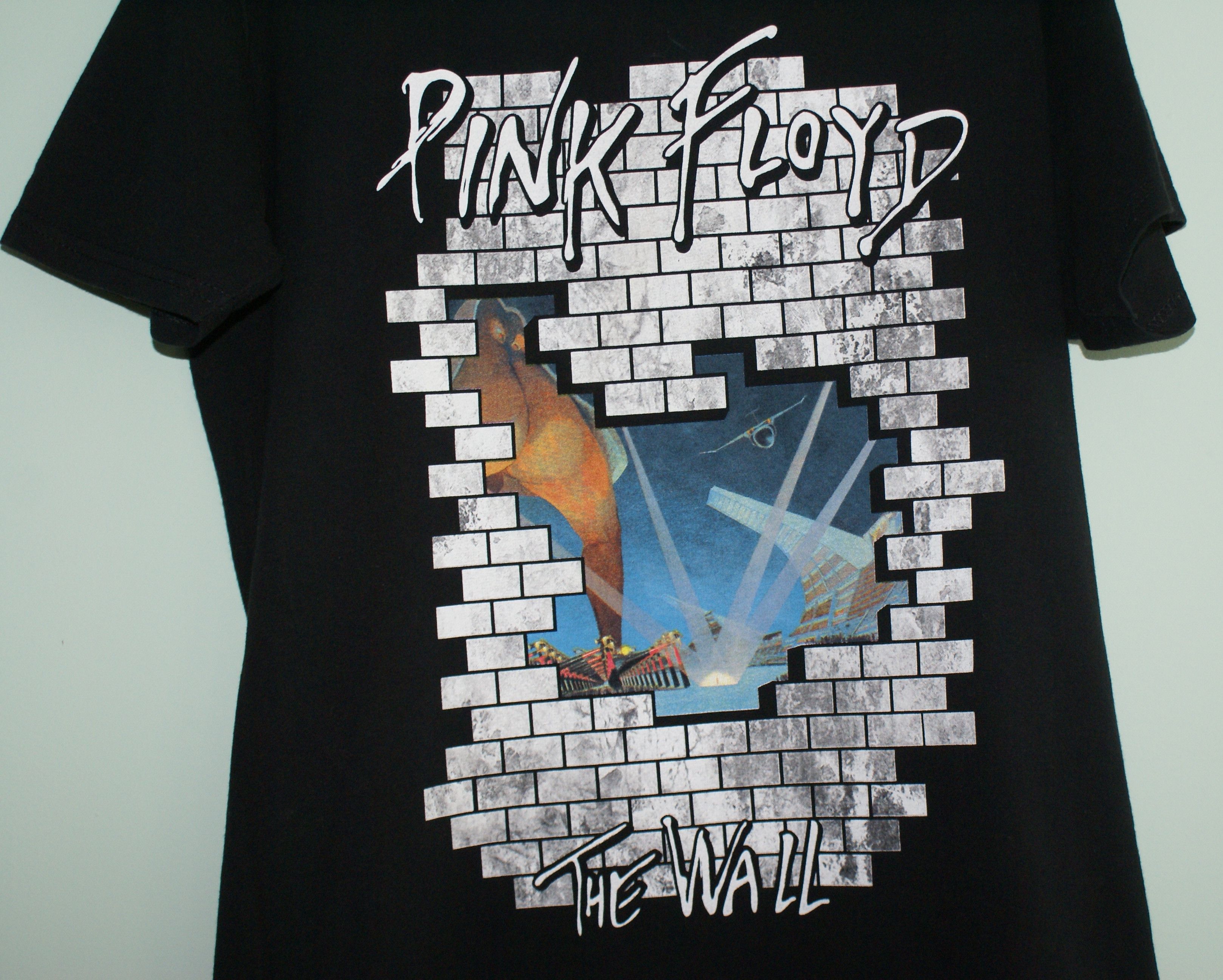 Band Tees Vintage Pink Floyd T-shirt, Pink Floyd the Wall, Size US M / EU 48-50 / 2 - 4 Thumbnail