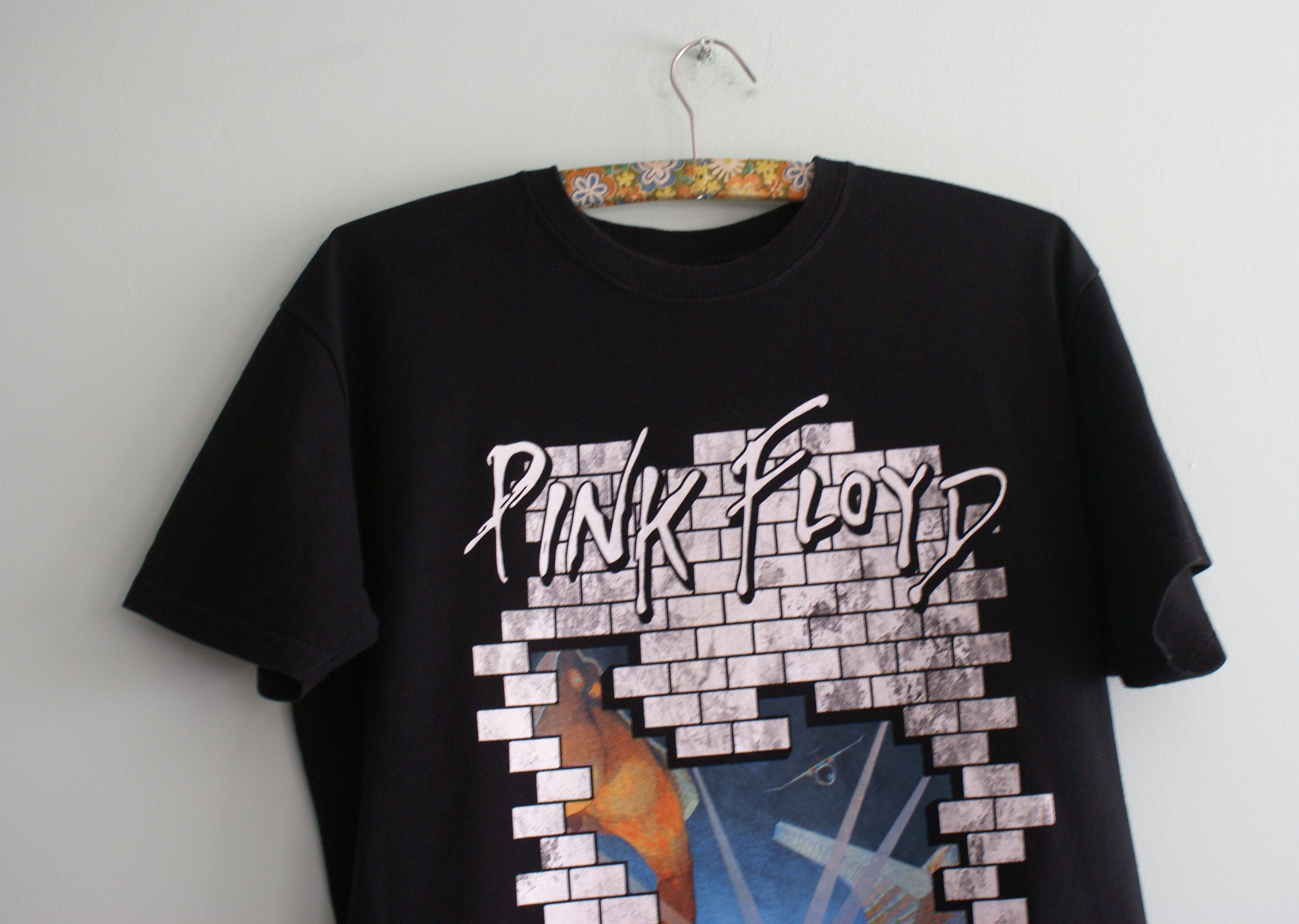 Band Tees Vintage Pink Floyd T-shirt, Pink Floyd the Wall, Size US M / EU 48-50 / 2 - 2 Thumbnail