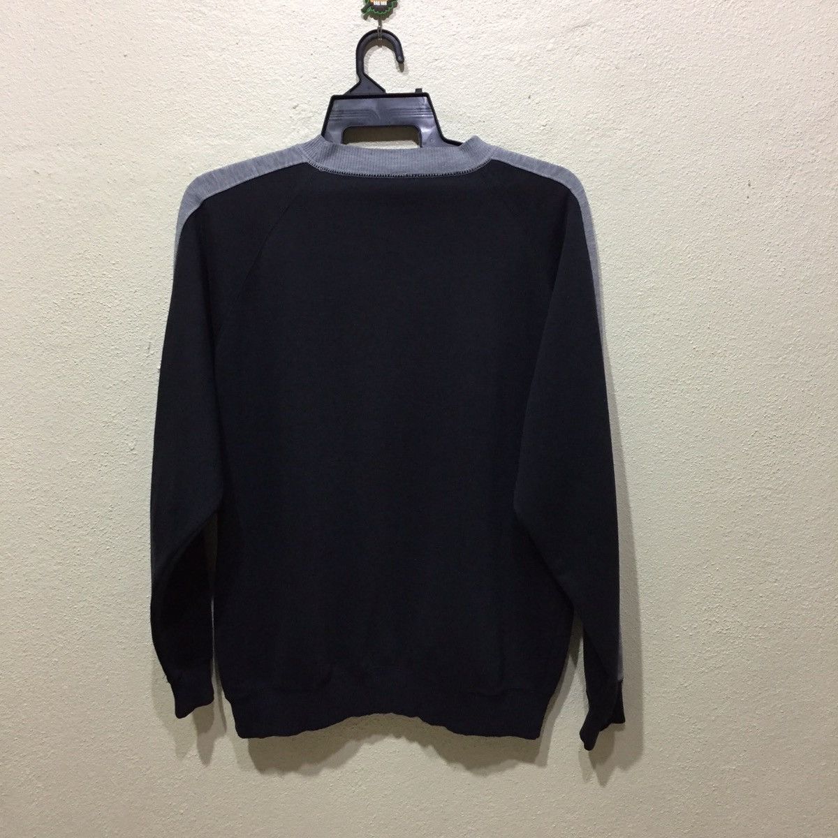 Uniqlo UNIQLO Sweatshirt size XL Size US XL / EU 56 / 4 - 5 Thumbnail