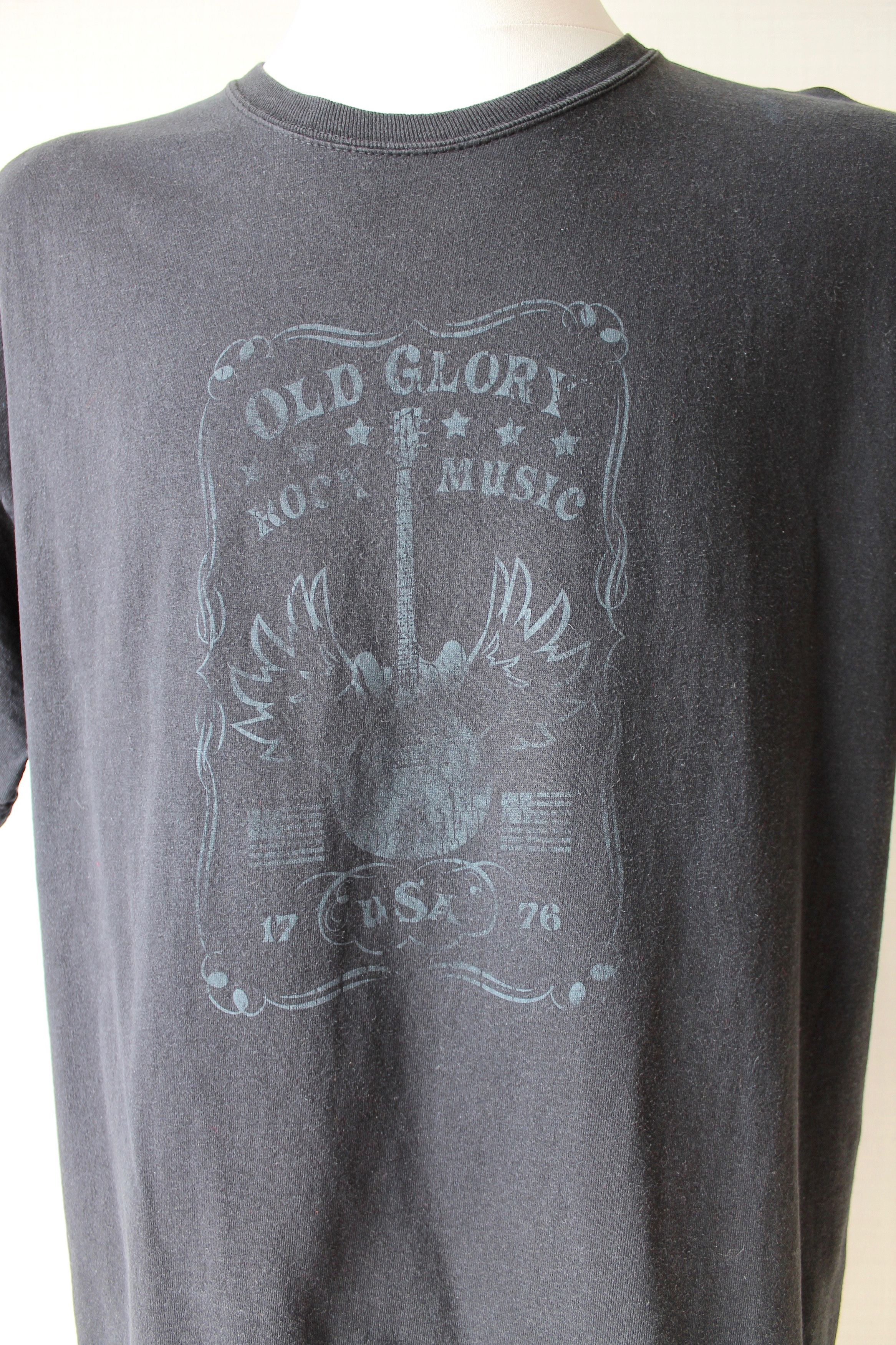 Hanes Old Glory Rock Music Guitar & Wings Faded Black Size US XL / EU 56 / 4 - 2 Thumbnail