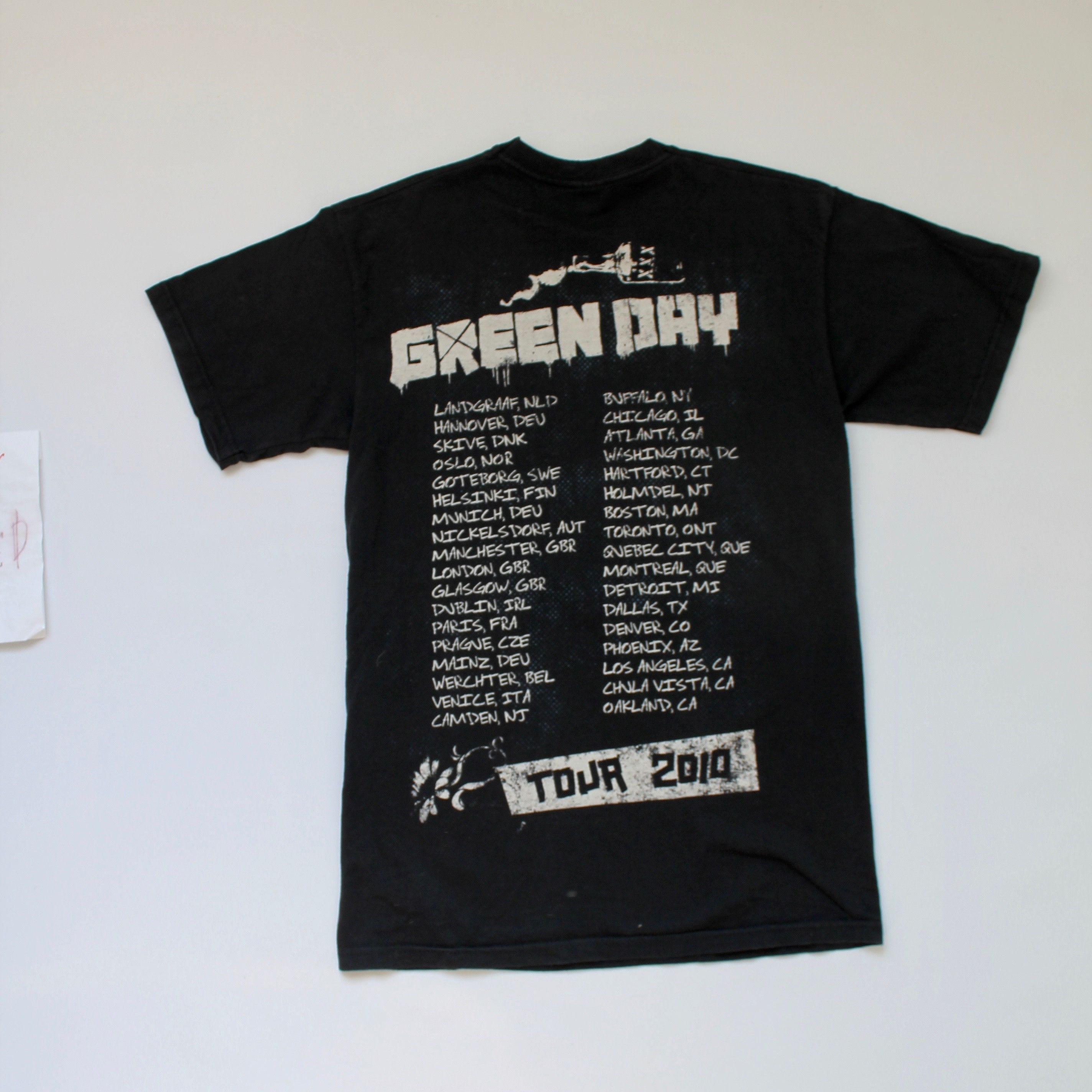 Band Tees VINTAGE! Green Day t-shirt 2010 WORLD TOUR size Small Size US S / EU 44-46 / 1 - 7 Thumbnail