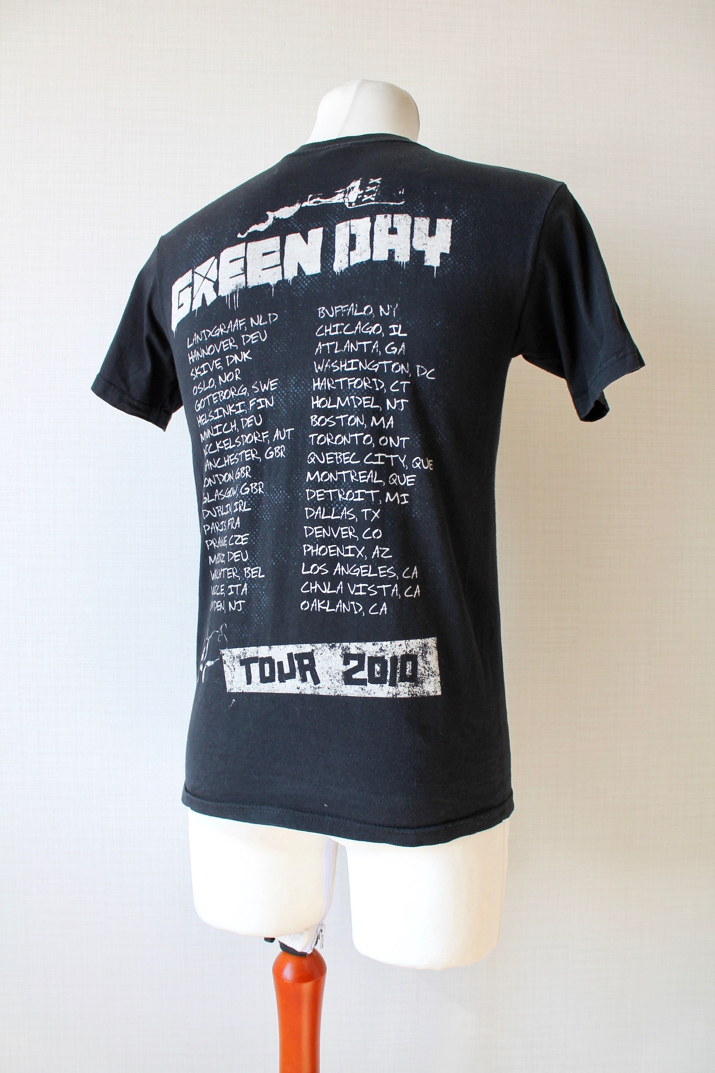 Band Tees VINTAGE! Green Day t-shirt 2010 WORLD TOUR size Small Size US S / EU 44-46 / 1 - 11 Thumbnail