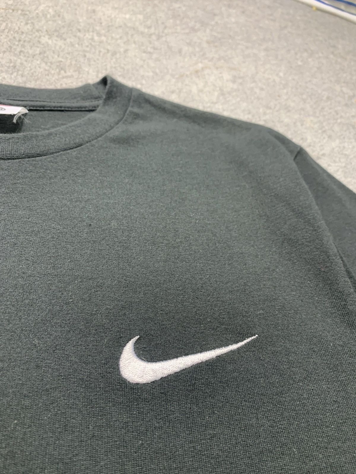 Nike × Vintage Vintage Y2K Nike Small Embroidered Logo Tee Size US S / EU 44-46 / 1 - 4 Thumbnail