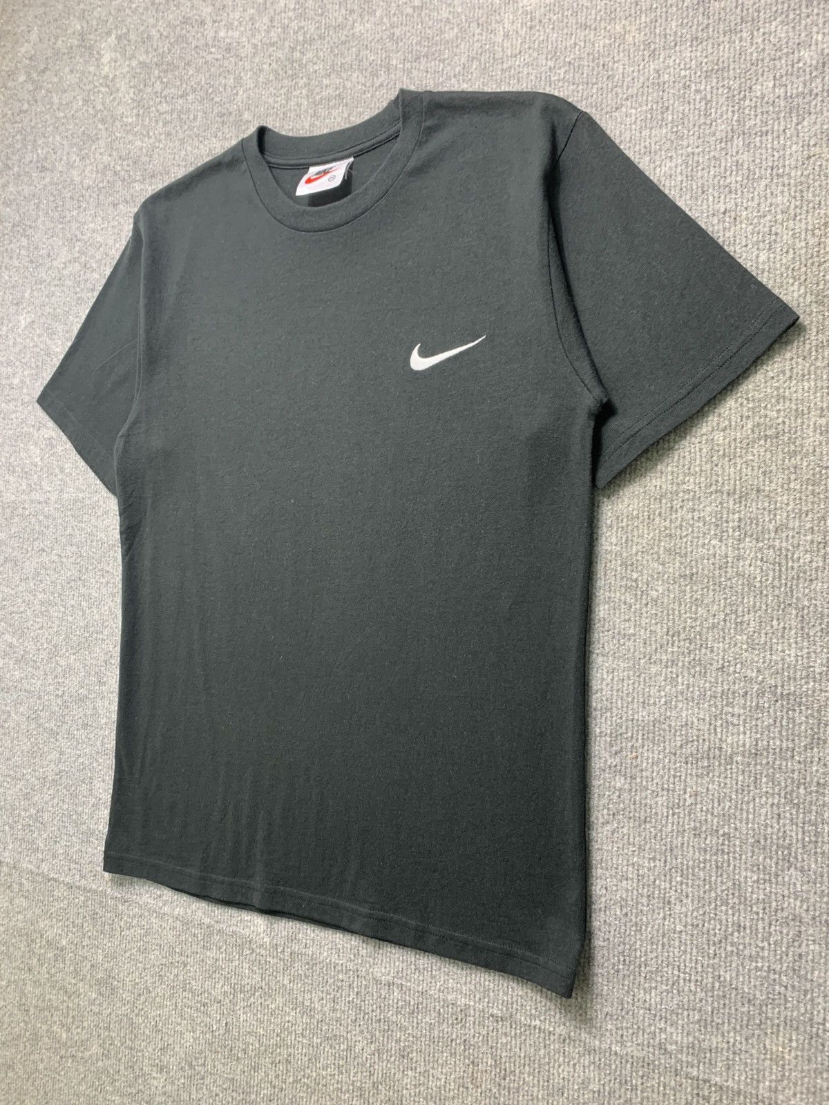 Nike × Vintage Vintage Y2K Nike Small Embroidered Logo Tee Size US S / EU 44-46 / 1 - 2 Thumbnail