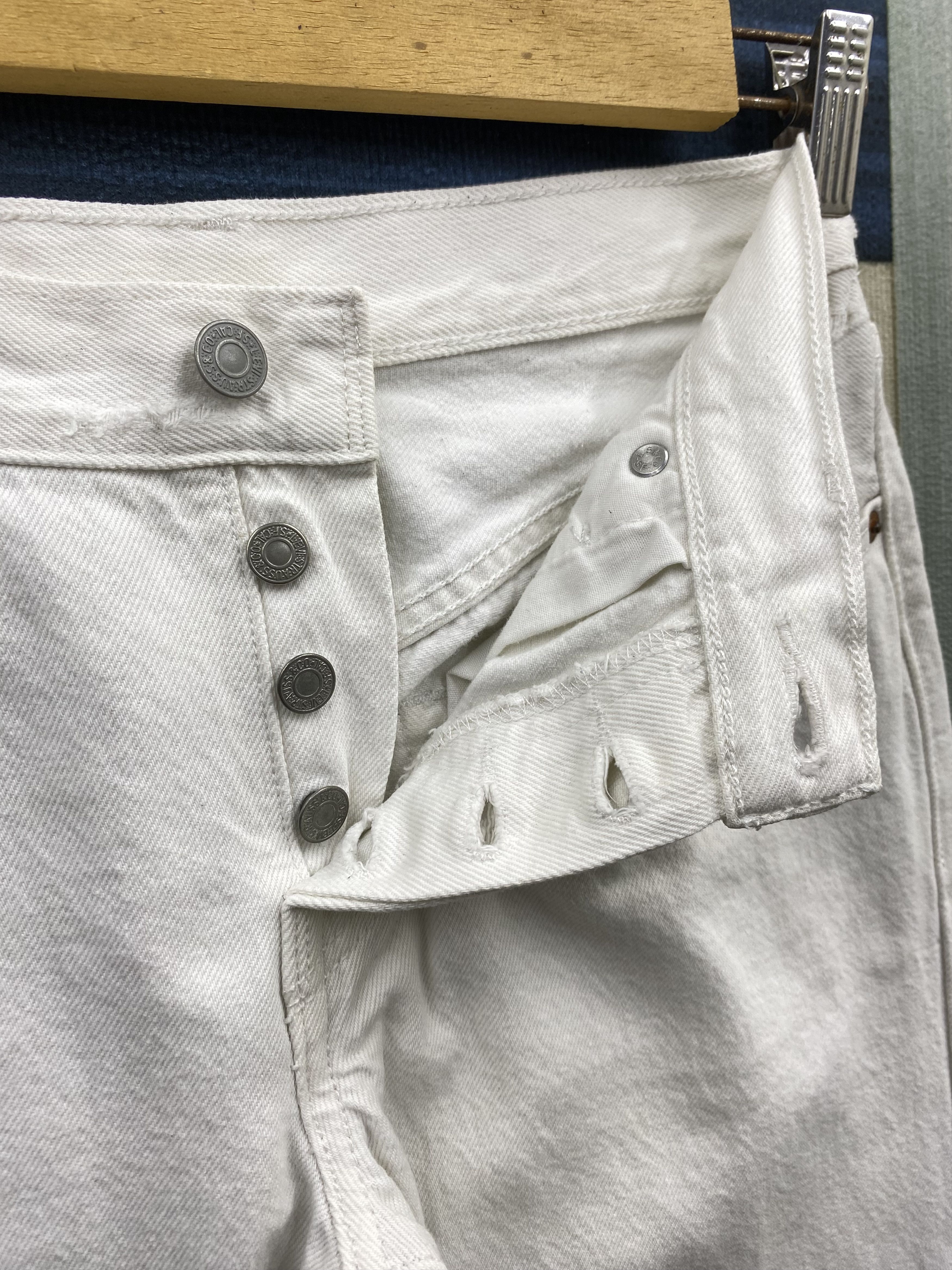 Levi's Levi's 501 Light Distress White Denim Jean Size 25" / US 0 / IT 36 - 18 Thumbnail