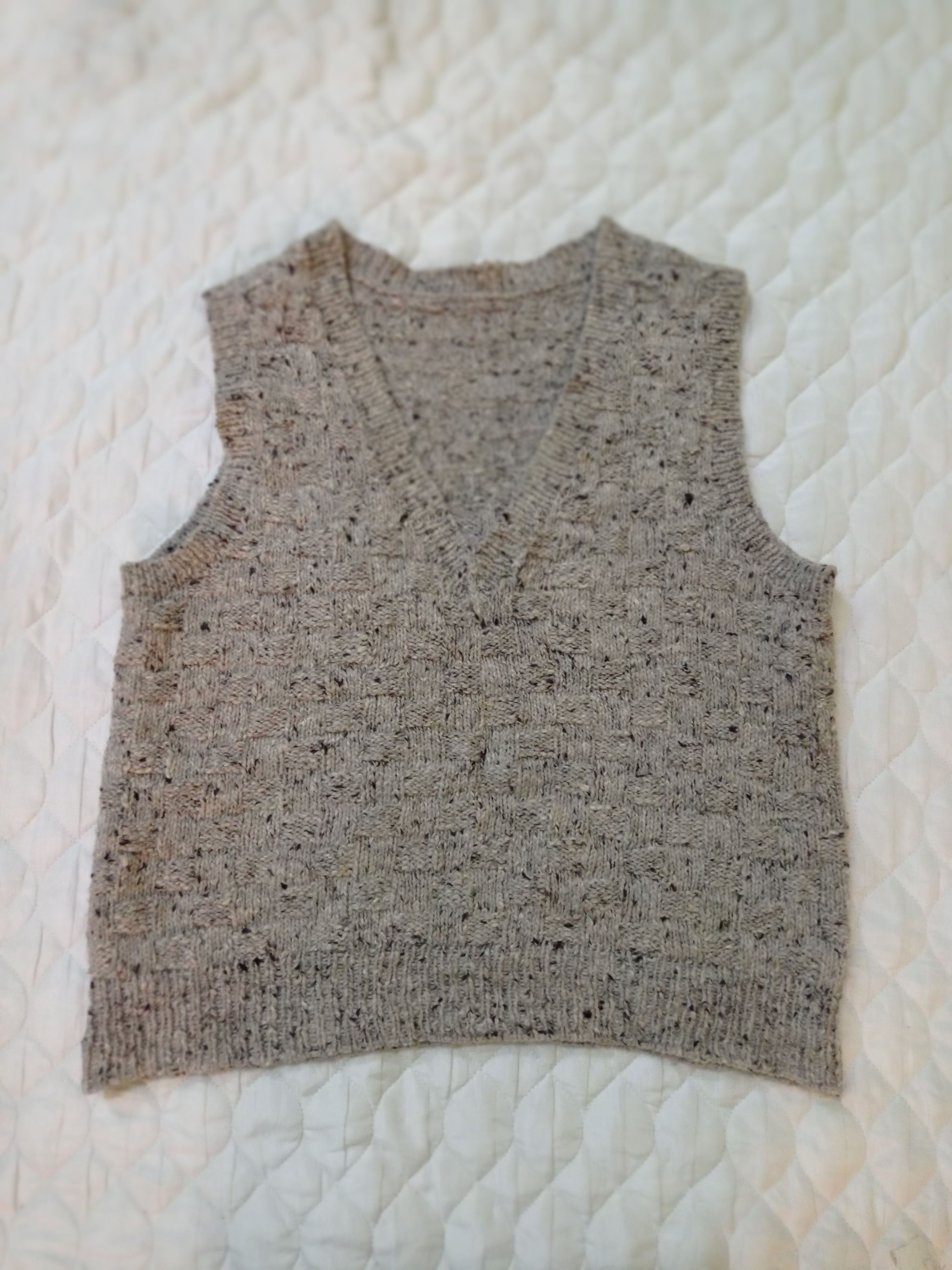 RETRO MOHAIR DESIGN KNIT SLEEVELESS VEST. authentic vintage