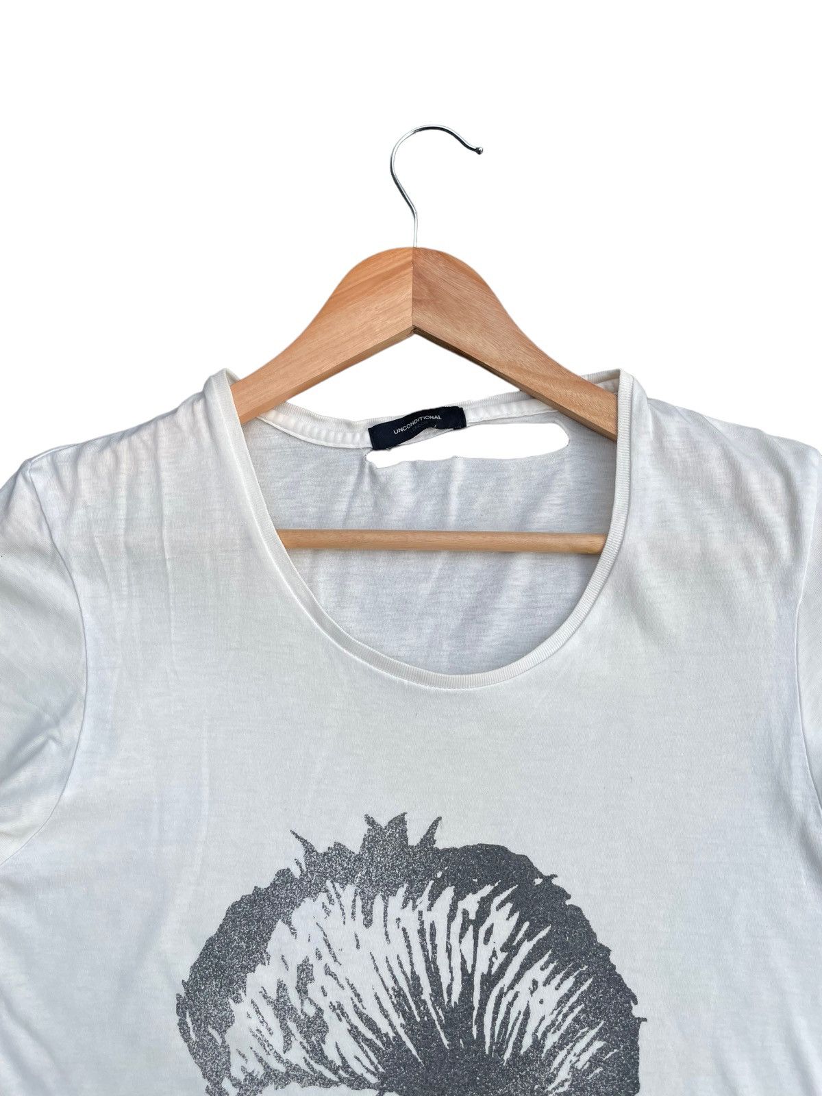 Designer Unconditional London Distresed Tshirt Size XS / US 0-2 / IT 36-38 - 4 Thumbnail
