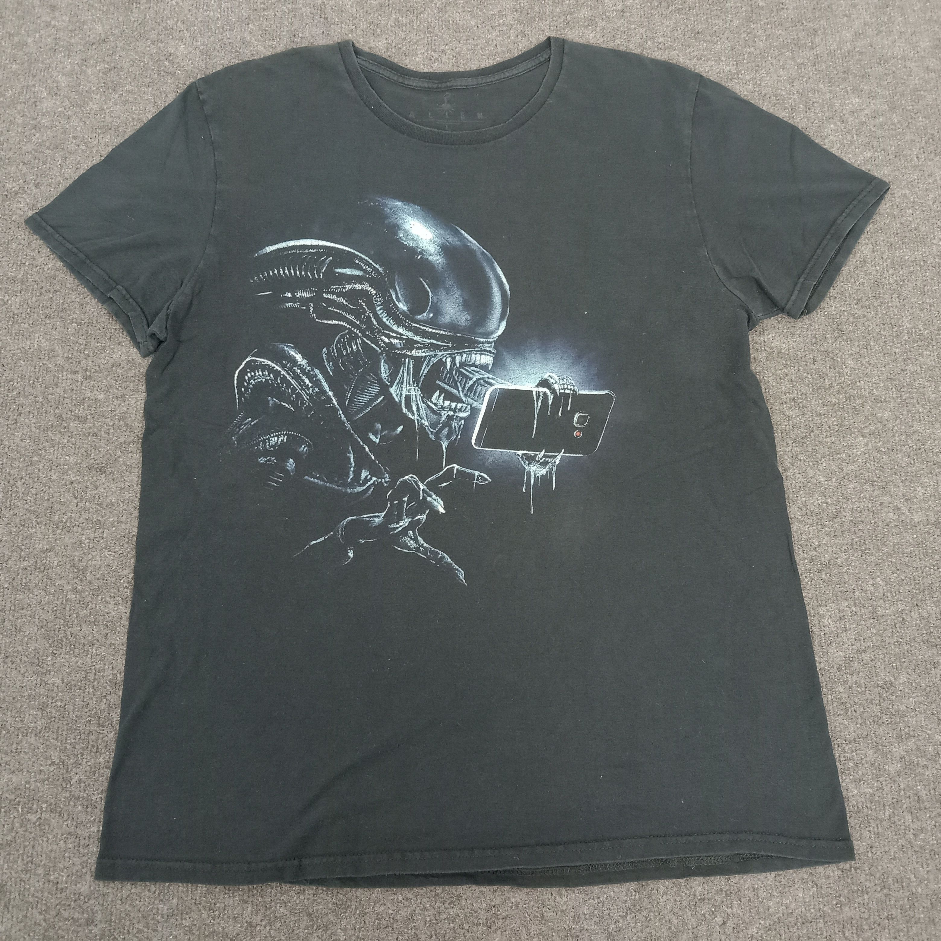 Alien Workshop × Vintage Alien American Science Fiction Movie x Apple iPhone Tshirt Size US L / EU 52-54 / 3 - 1 Thumbnail