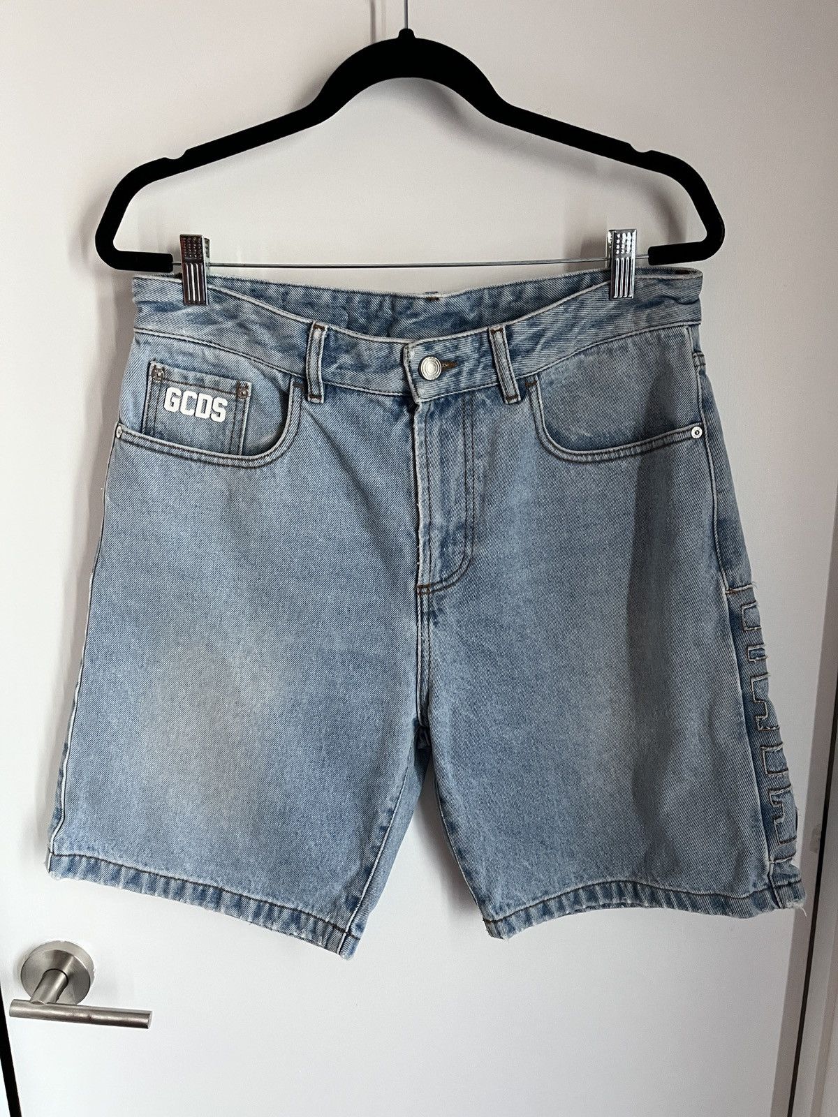 GCDS GCDS Wide Fit Logo-Patch Denim Shorts 34 Size US 34 / EU 50 - 1 Thumbnail
