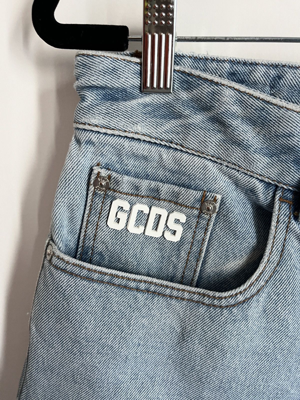 GCDS GCDS Wide Fit Logo-Patch Denim Shorts 34 Size US 34 / EU 50 - 3 Thumbnail