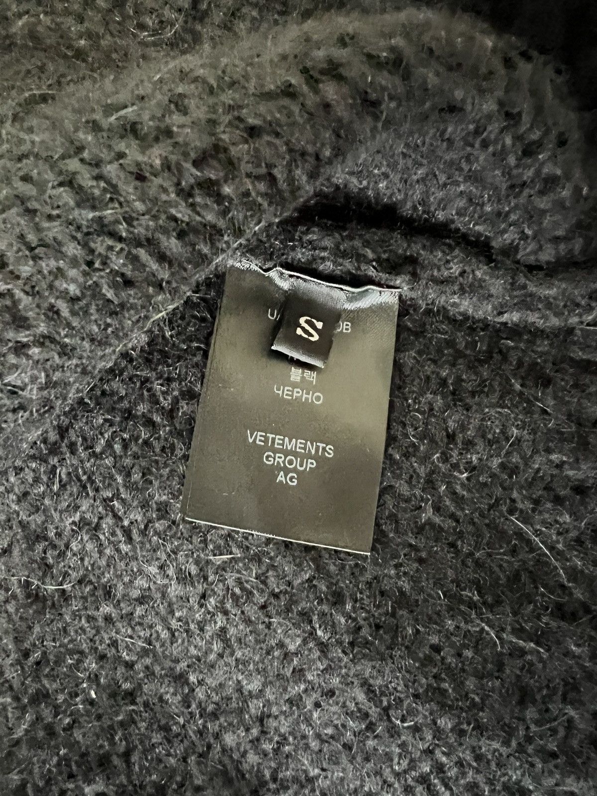Vetements VETEMENTS UNISEX FANCY BUTTON KNITTED CARDIGAN Size US S / EU 44-46 / 1 - 6 Thumbnail