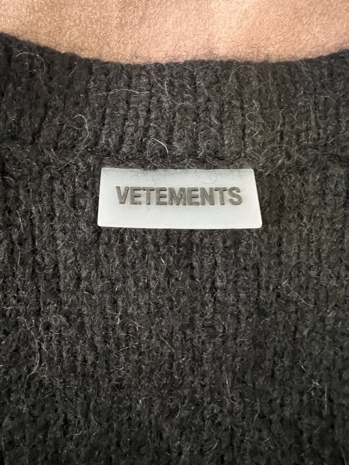 Vetements VETEMENTS UNISEX FANCY BUTTON KNITTED CARDIGAN Size US S / EU 44-46 / 1 - 9 Thumbnail