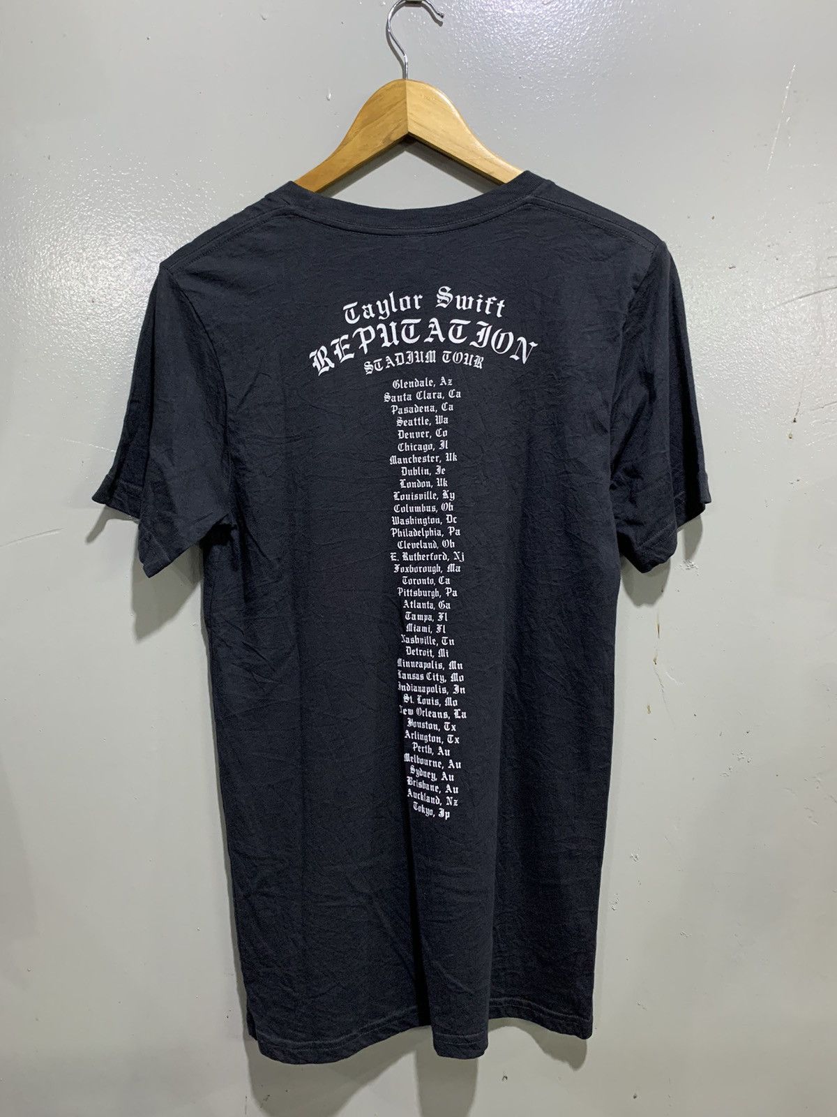 Band Tees Taylor swift Reputation Tour tee Size US S / EU 44-46 / 1 - 3 Thumbnail