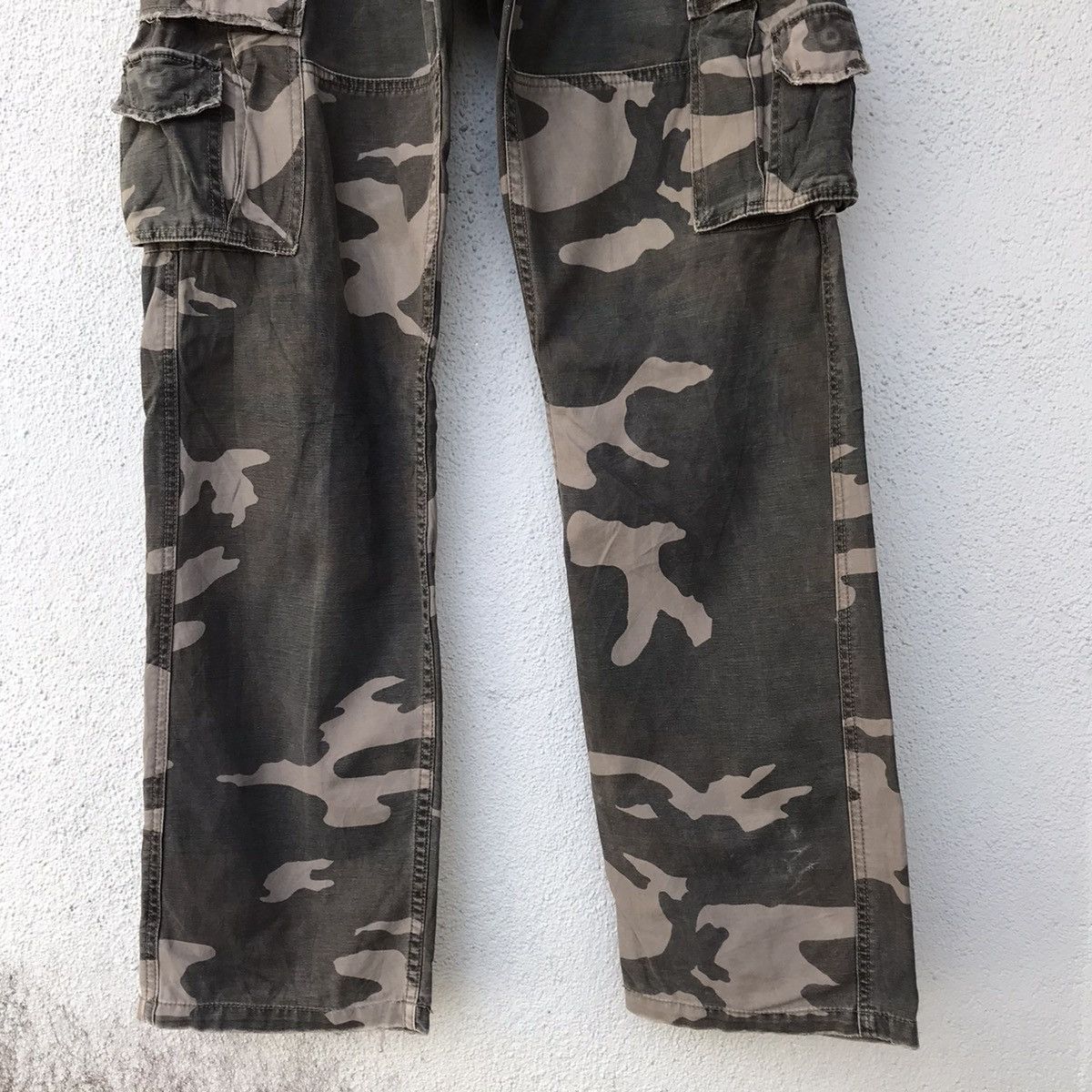 Japanese Brand Vintage Japanese Brand Distressed Camo Tactical Cargo Pants Size US 32 / EU 48 - 3 Thumbnail
