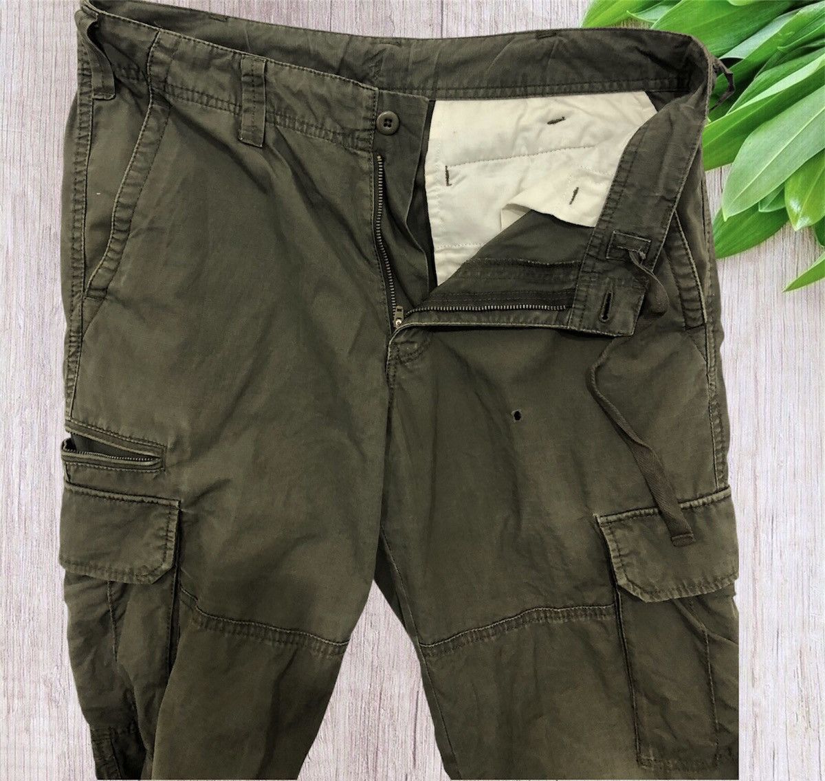 Japanese Brand UNIQLO UTILITY 7 POCKETS CARGO PANTS Size US 33 - 5 Thumbnail