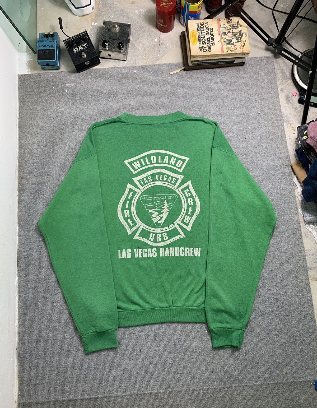 Vintage Vintage 80s Las Vegas Handcrew Crewneck Sweatshirt Size US L / EU 52-54 / 3 - 1 Thumbnail