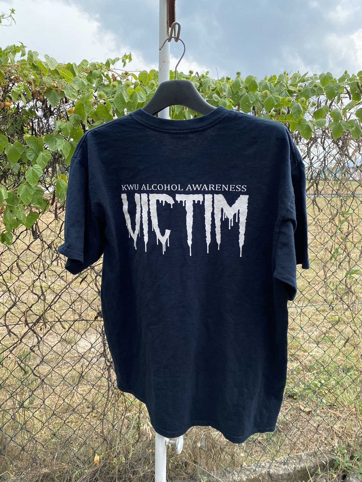 Gildan × Vintage Vintage VICTIM Kwu Alcohol Awareness T-shirt Size US L / EU 52-54 / 3 - 1 Thumbnail