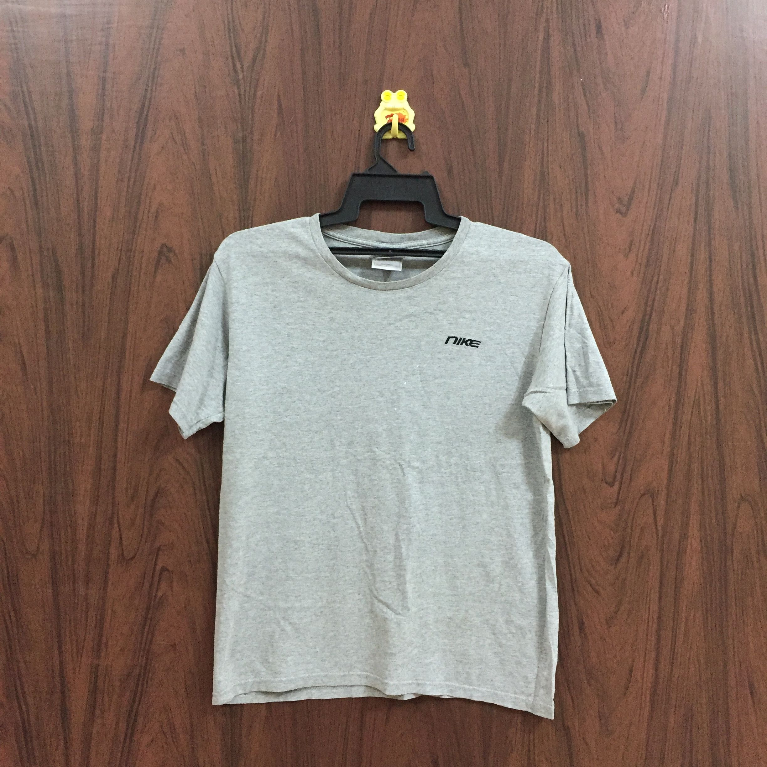 Nike Vintage NIKE t shirt small logo embroidered size XL fits M Size US M / EU 48-50 / 2 - 1 Thumbnail