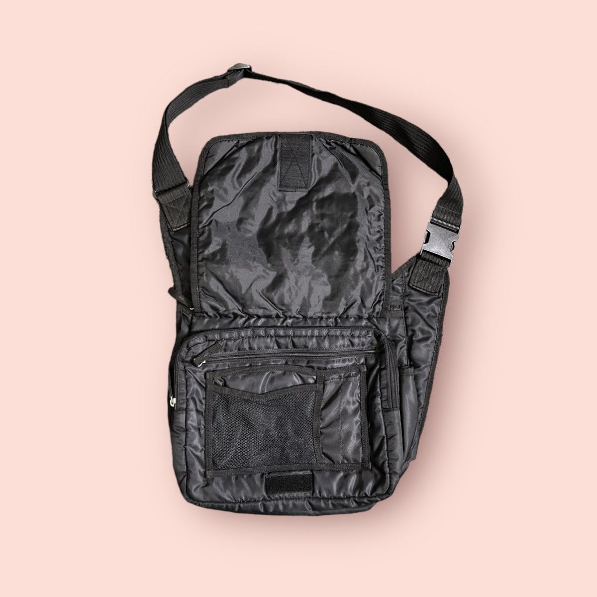 Jun Takahashi × Uniqlo × Vintage VINTAGE UNIQLO TESSUTO BLACK CROSSBODY MESSENGER BAG Size ONE SIZE - 2 Thumbnail