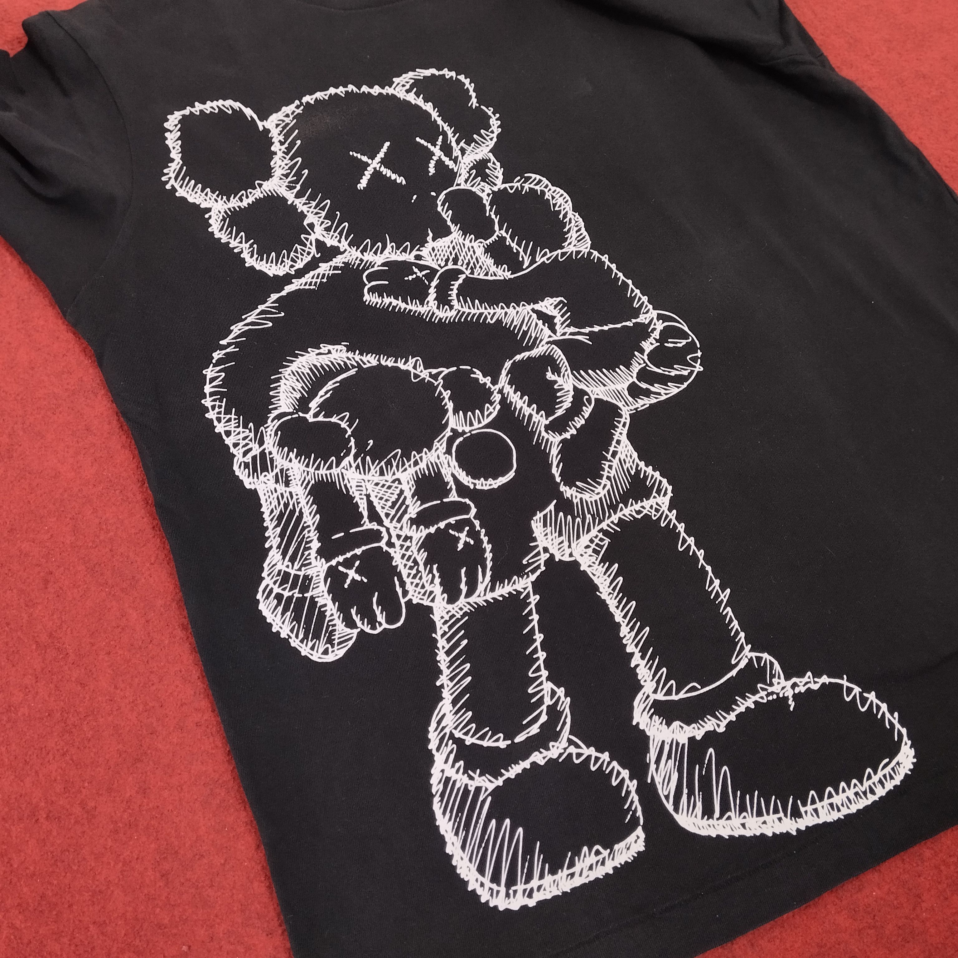 Japanese Brand × Kaws × Uniqlo Uniqlo x Kaws Japanese Brand Big Print Tshirt dp1 Size US M / EU 48-50 / 2 - 2 Thumbnail