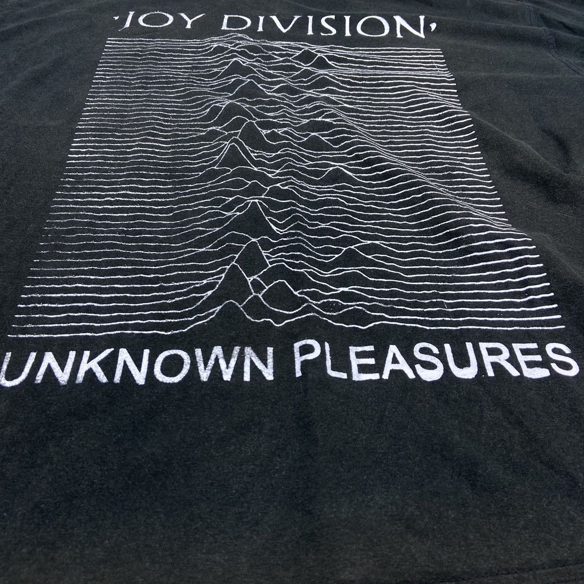 Band Tees ARCHIVE SUNFADED 1990s JOY DIVISION UNKNOWN PLEASURES TEE Size US XL / EU 56 / 4 - 3 Thumbnail