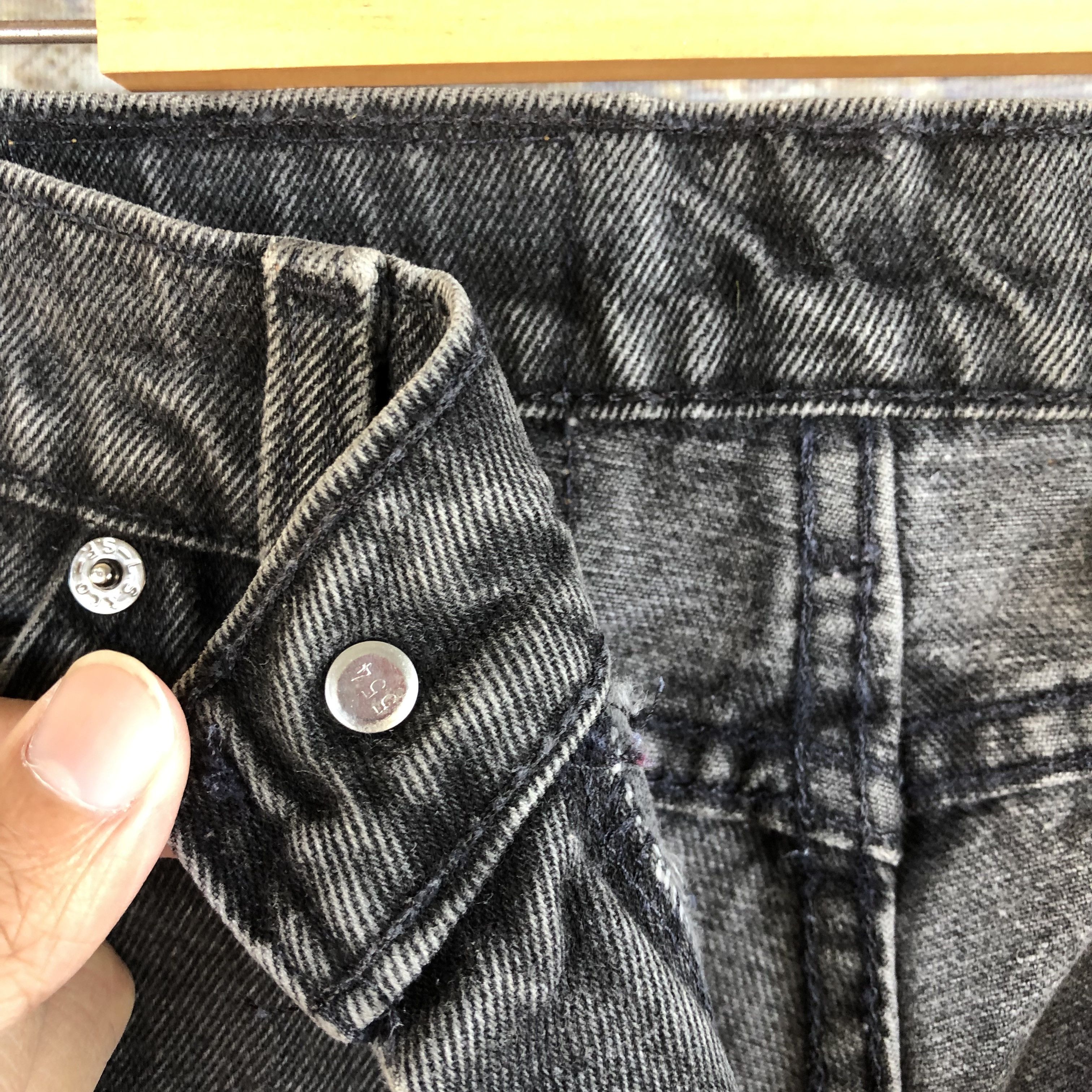 Levi's Levis 550 Faded Black Denim Distressed Orange Tab Jeans Size 26" / US 2 / IT 38 - 11 Thumbnail