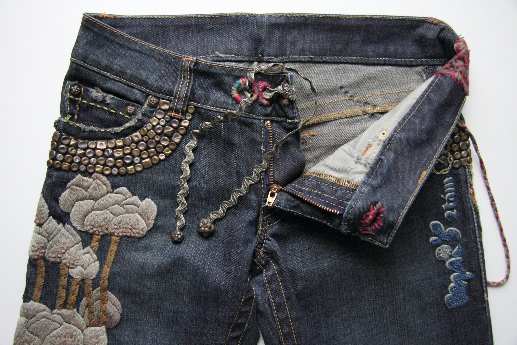 Handmade MAI LAM ONE OF A KIND HANDMADE EMBROIDERED DENIM SIZE S Size 30" / US 8 / IT 44 - 4 Thumbnail