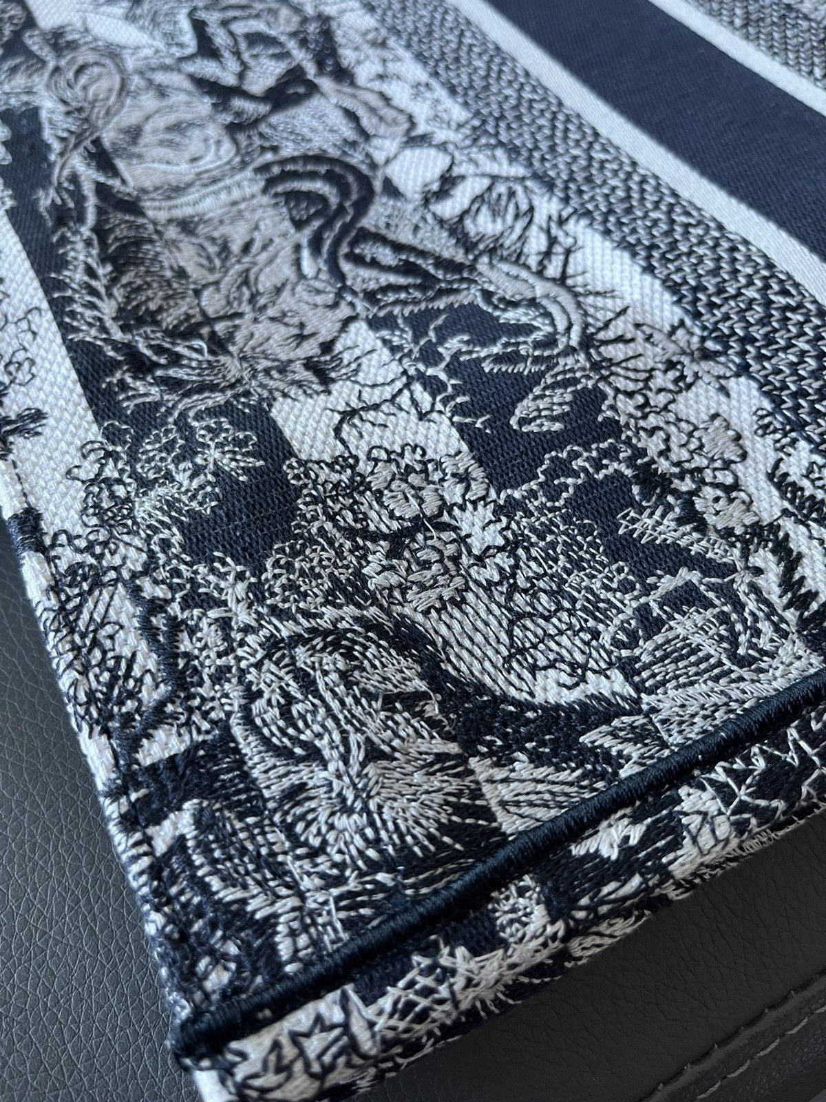 Dior Dior Book tote Runway Limited Edition Embroidery Book Tote Size ONE SIZE - 18 Thumbnail