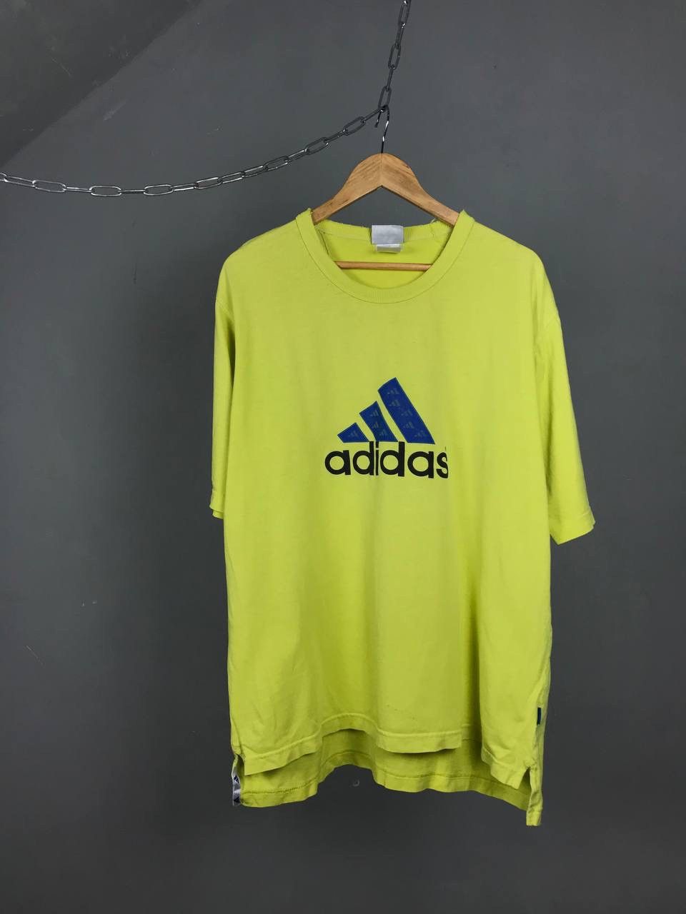 Adidas Adidas vintage streetwear center big logo tee Size US XL / EU 56 / 4 - 1 Thumbnail